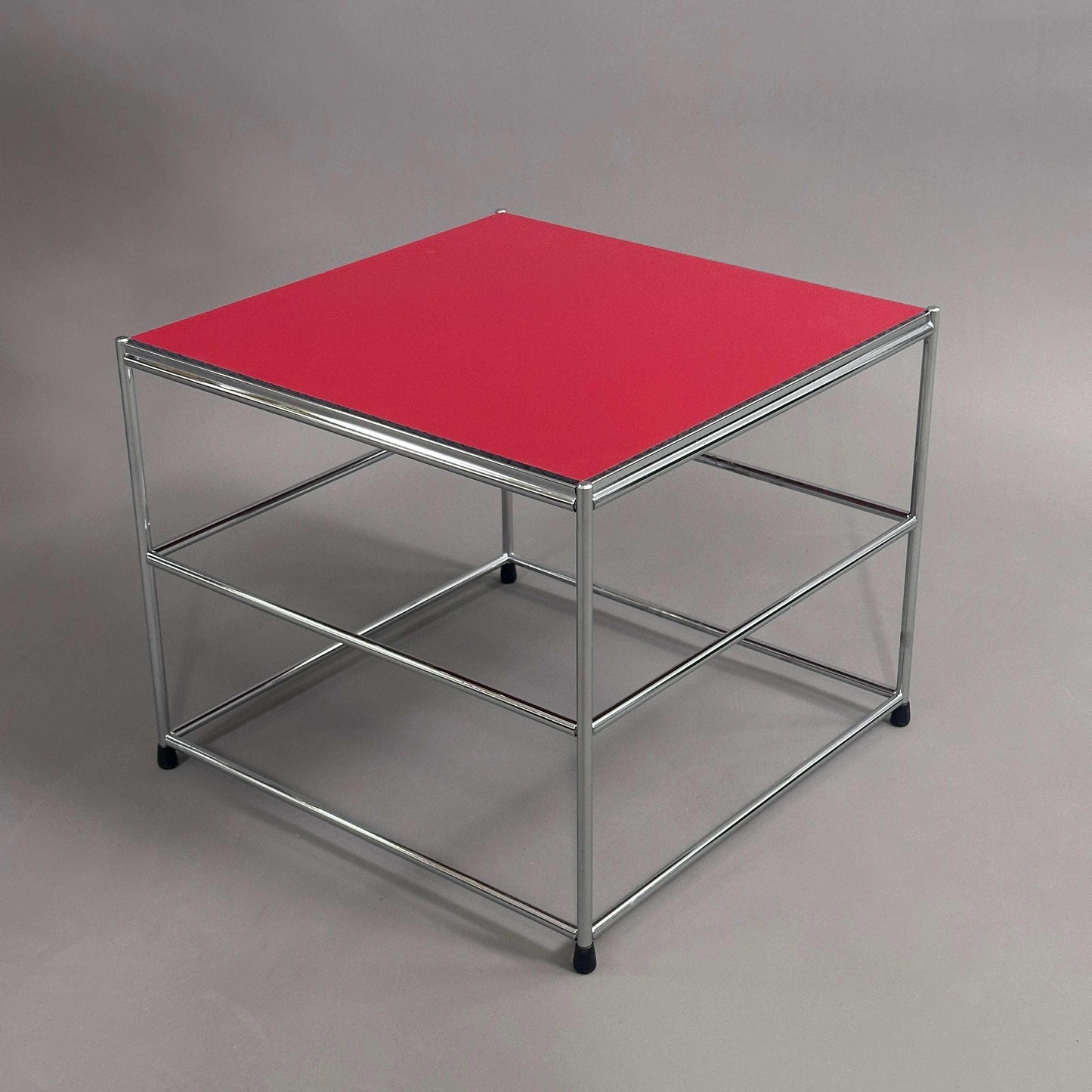 USM Haller Beistelltisch upcycled mit verchromtem Stahlgestell und roter HPL-Tischplatte, 28x34x34 cm
