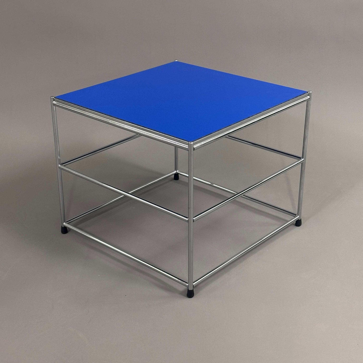 USM Haller Beistelltisch upcycled mit blauem HPL Tischplatte und verchromtem Stahlgestell