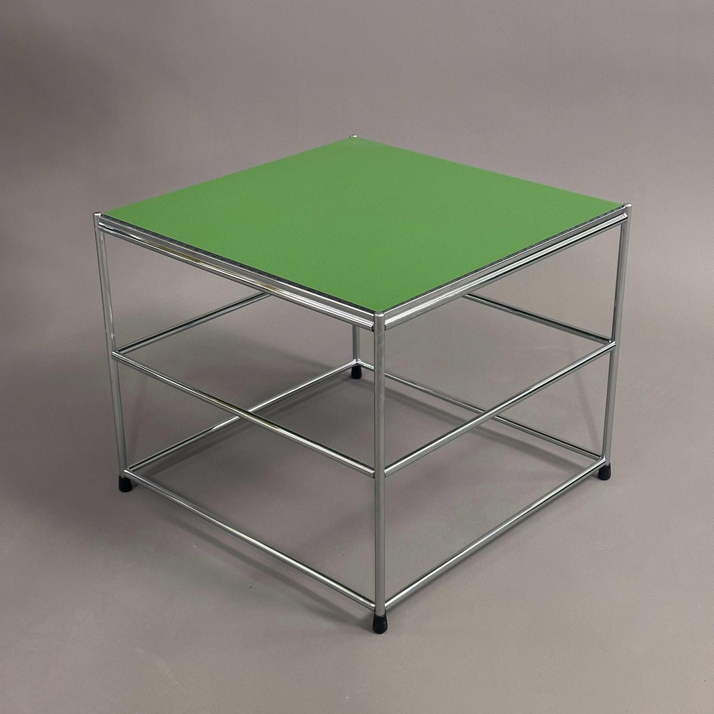 USM Haller Beistelltisch upcycled mit grün lackierter HPL-Tischplatte und verchromtem Stahlgestell