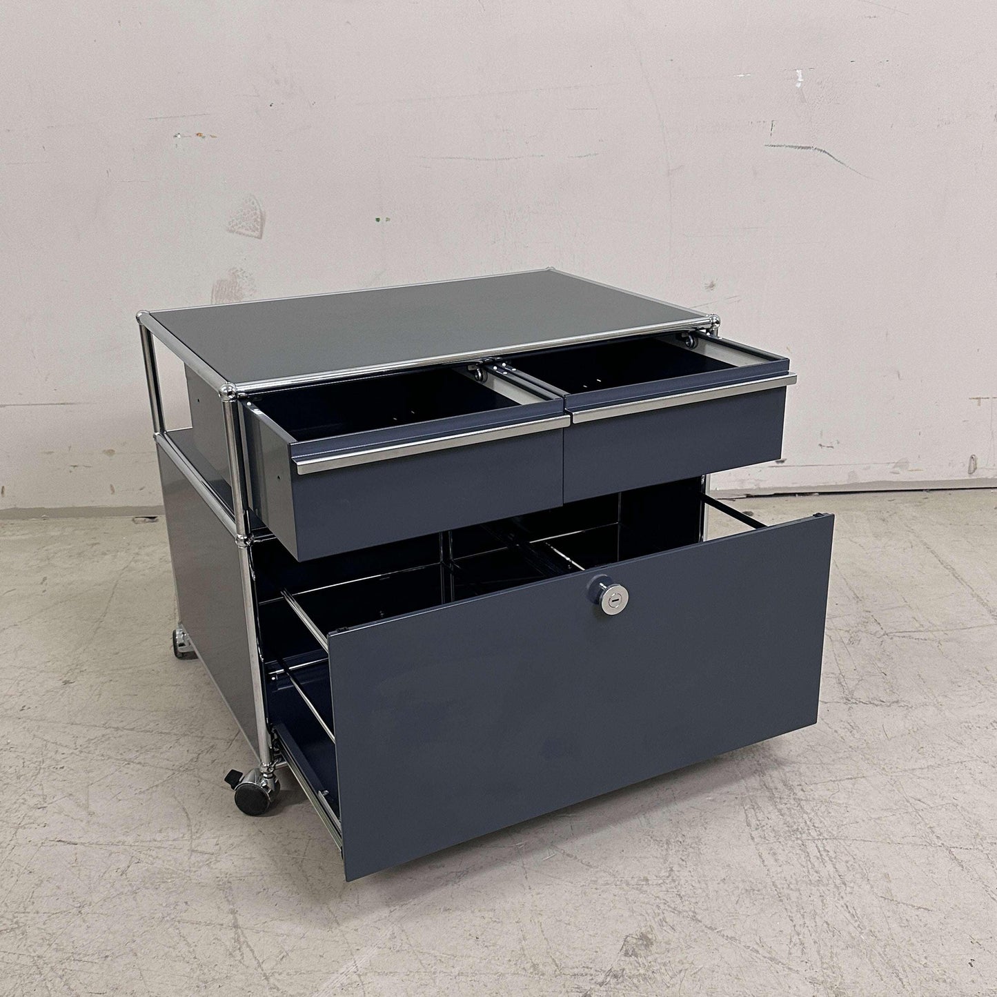 USM Haller Doppelcontainer anthrazit mit zwei oberen Schubladen und großer unterer Schublade auf Rollen, Maße 77x52x56,5 cm