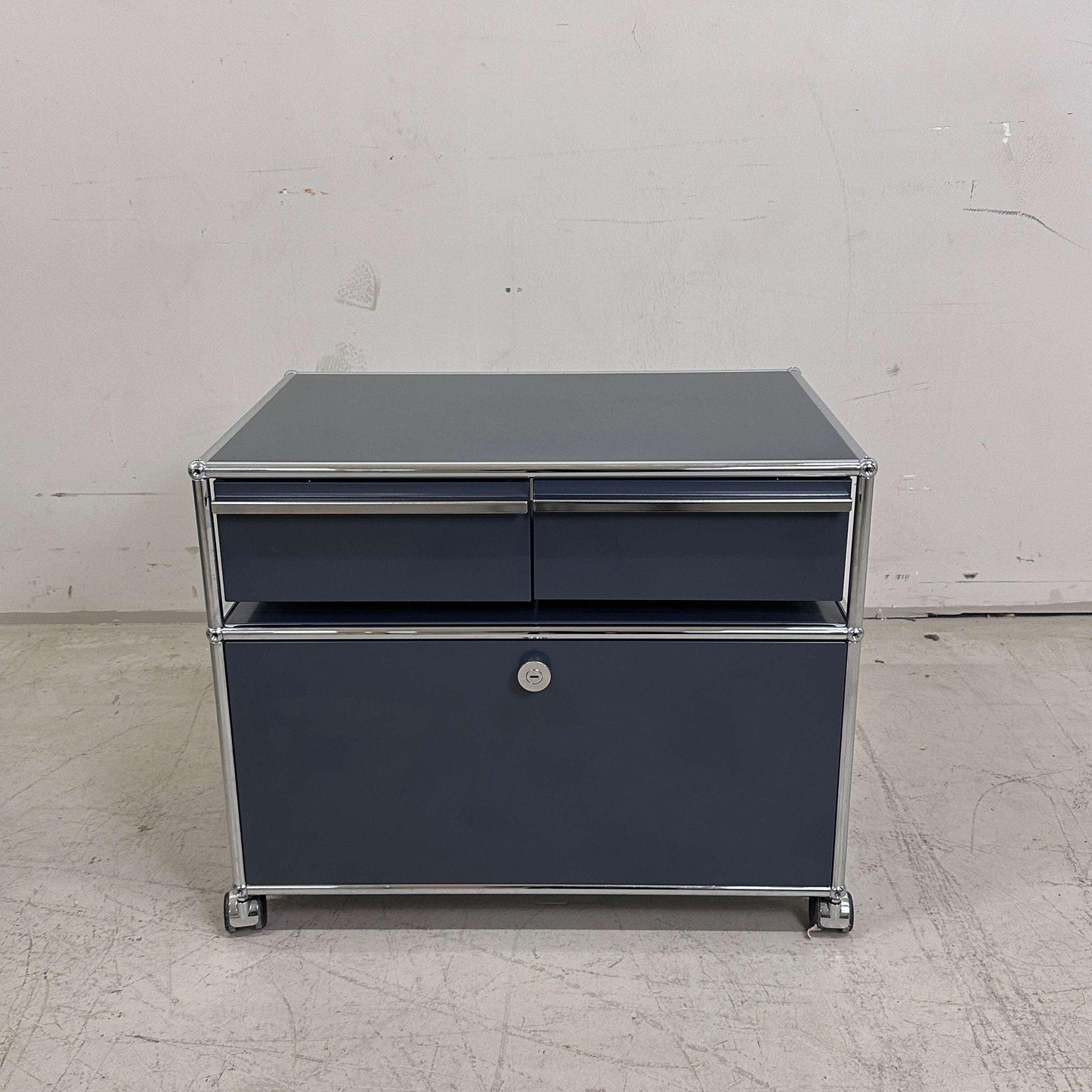 USM Haller Doppelcontainer anthrazit, Metallcontainer mit zwei Schubladen und Rollen, Maße 77x52x56,5 cm