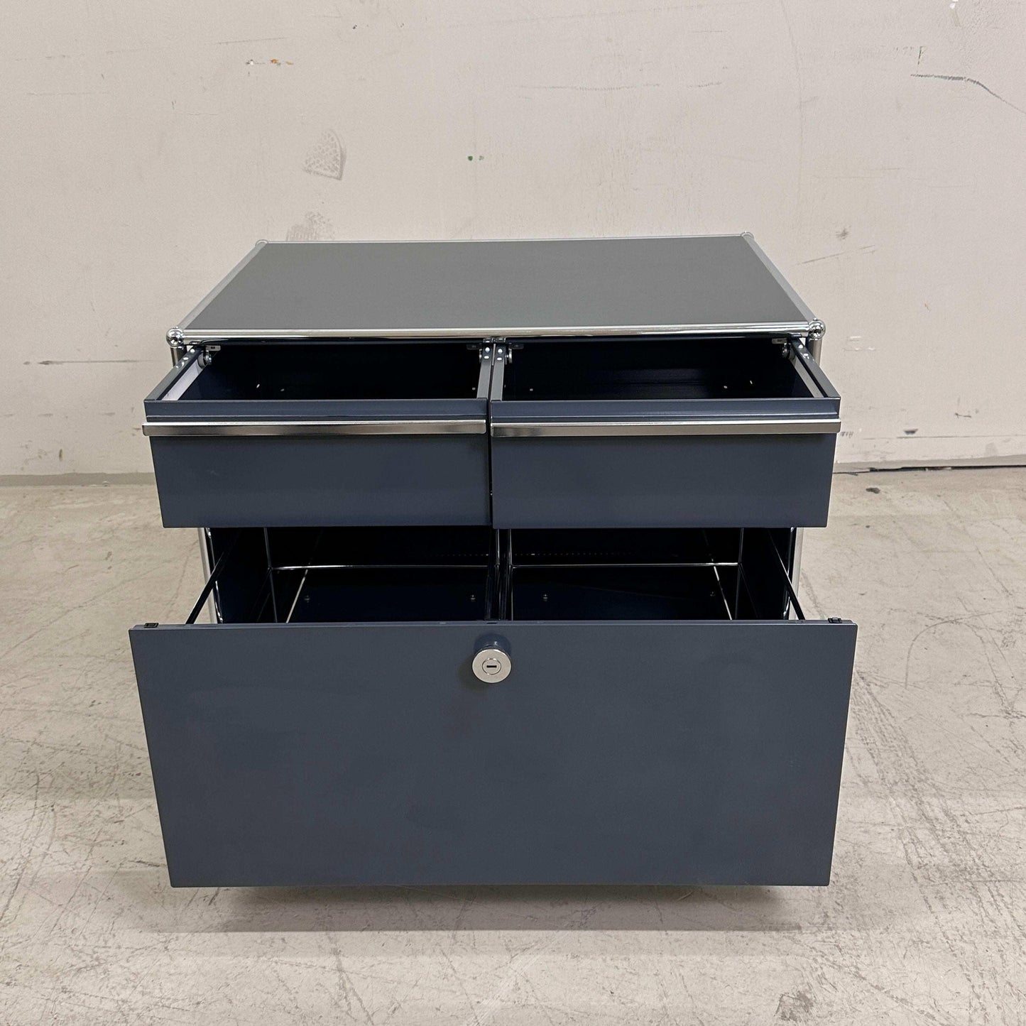USM Haller Doppelcontainer anthrazit mit zwei oberen und einem großen unteren Schubfach, B 77 x T 52 x H 56,5 cm