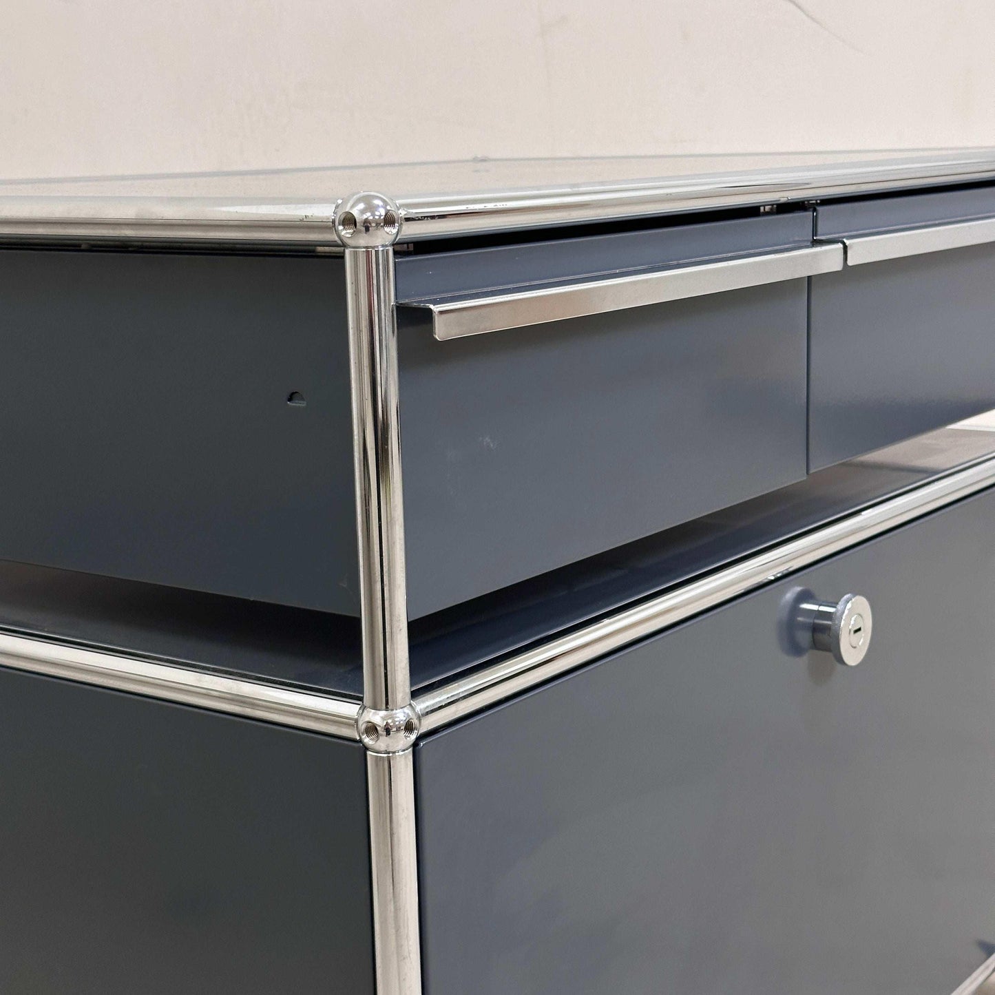 USM Haller Doppelcontainer anthrazit mit verchromtem Rahmen und Griffen in modernem Design