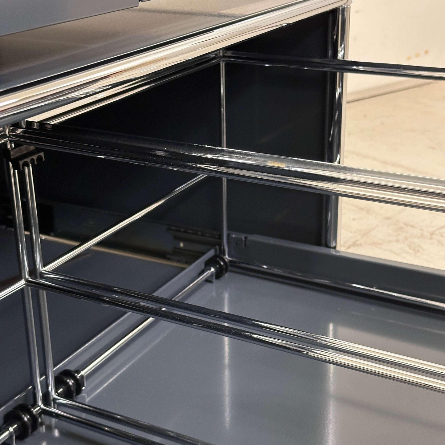 USM Haller Doppelcontainer anthrazit mit Chromrahmen und Maßen 77x52x56,5 cm