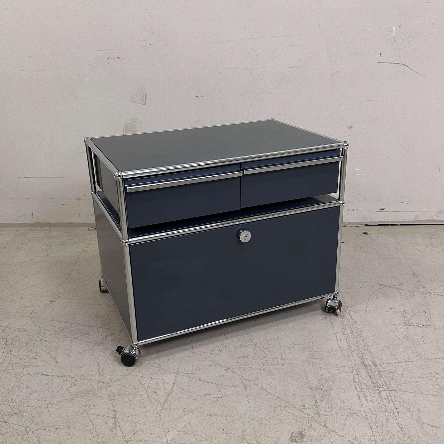 USM Haller Doppelcontainer anthrazit mit zwei Schubladen und Rollen, Maße 77x52x56,5 cm