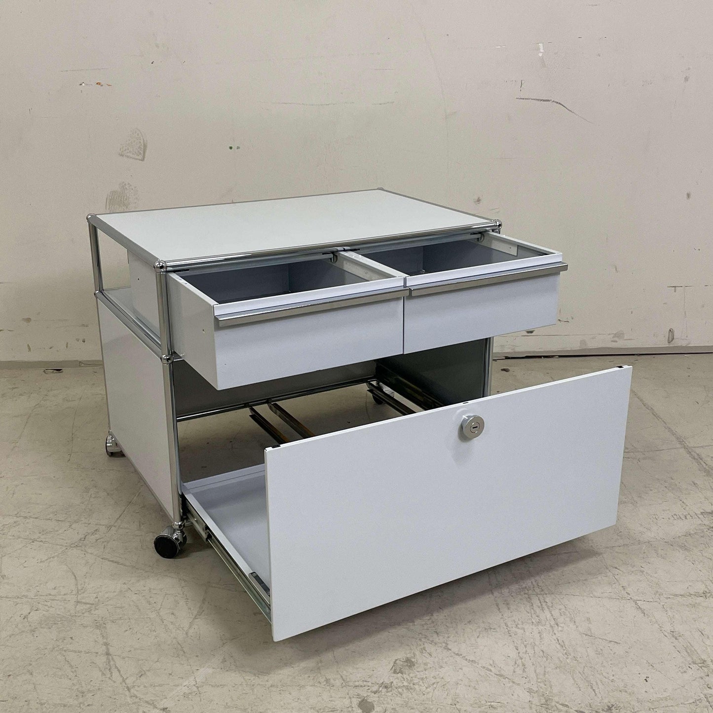 USM Haller Doppelcontainer lichtgrau mit zwei Schubladen und Rollen, Maße 77x52x56,5 cm