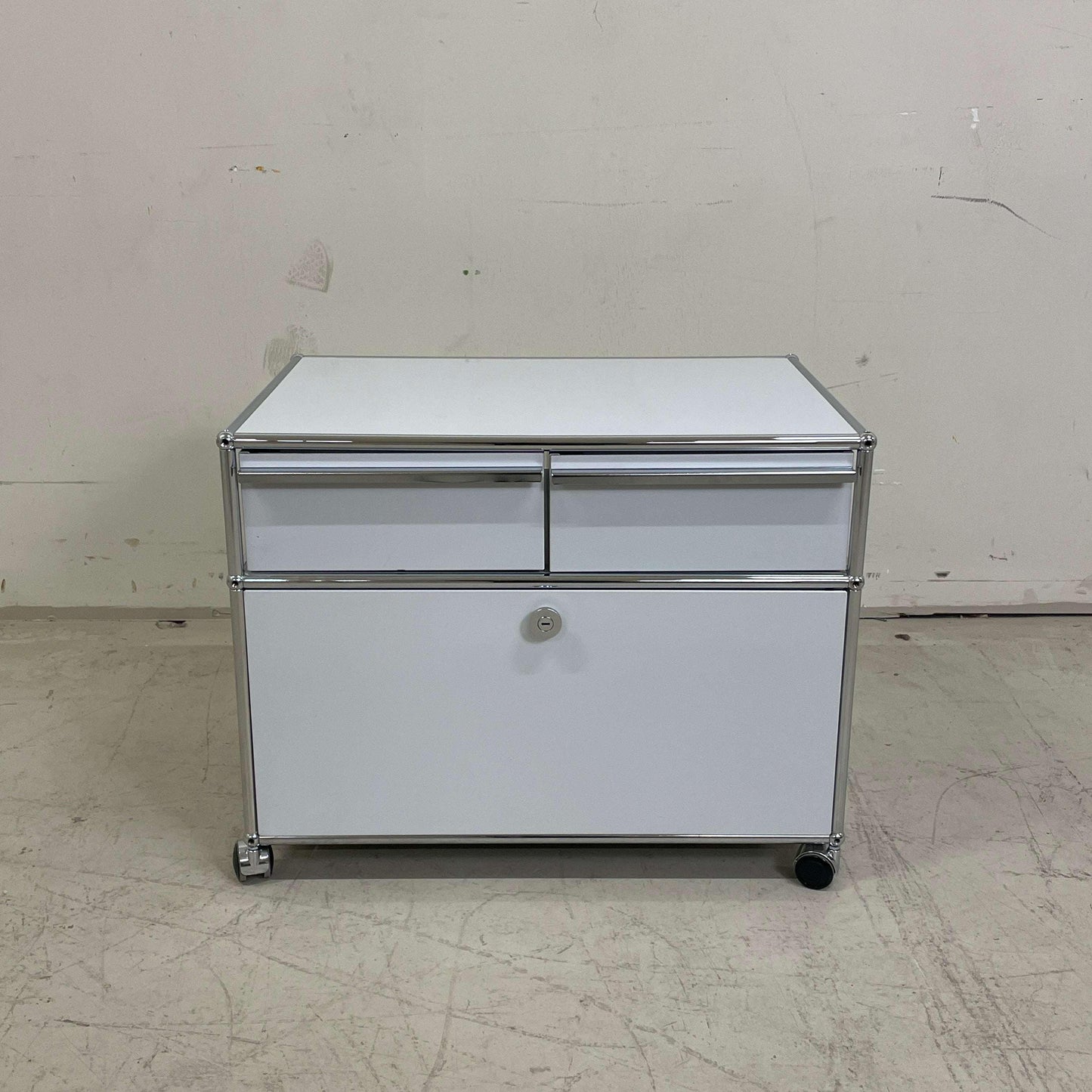 USM Haller Doppelcontainer lichtgrau mit zwei Schubladen und Fach auf Rollen, 77x52x56,5 cm