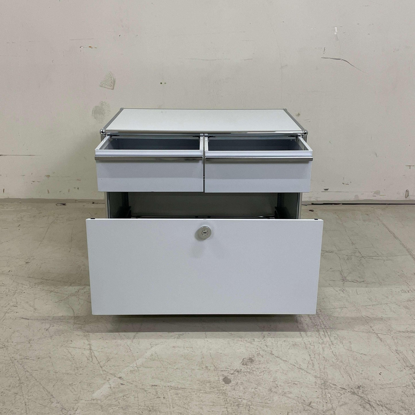 USM Haller Doppelcontainer lichtgrau mit drei Schubladen und Schloss, Maße 77x52x56,5 cm