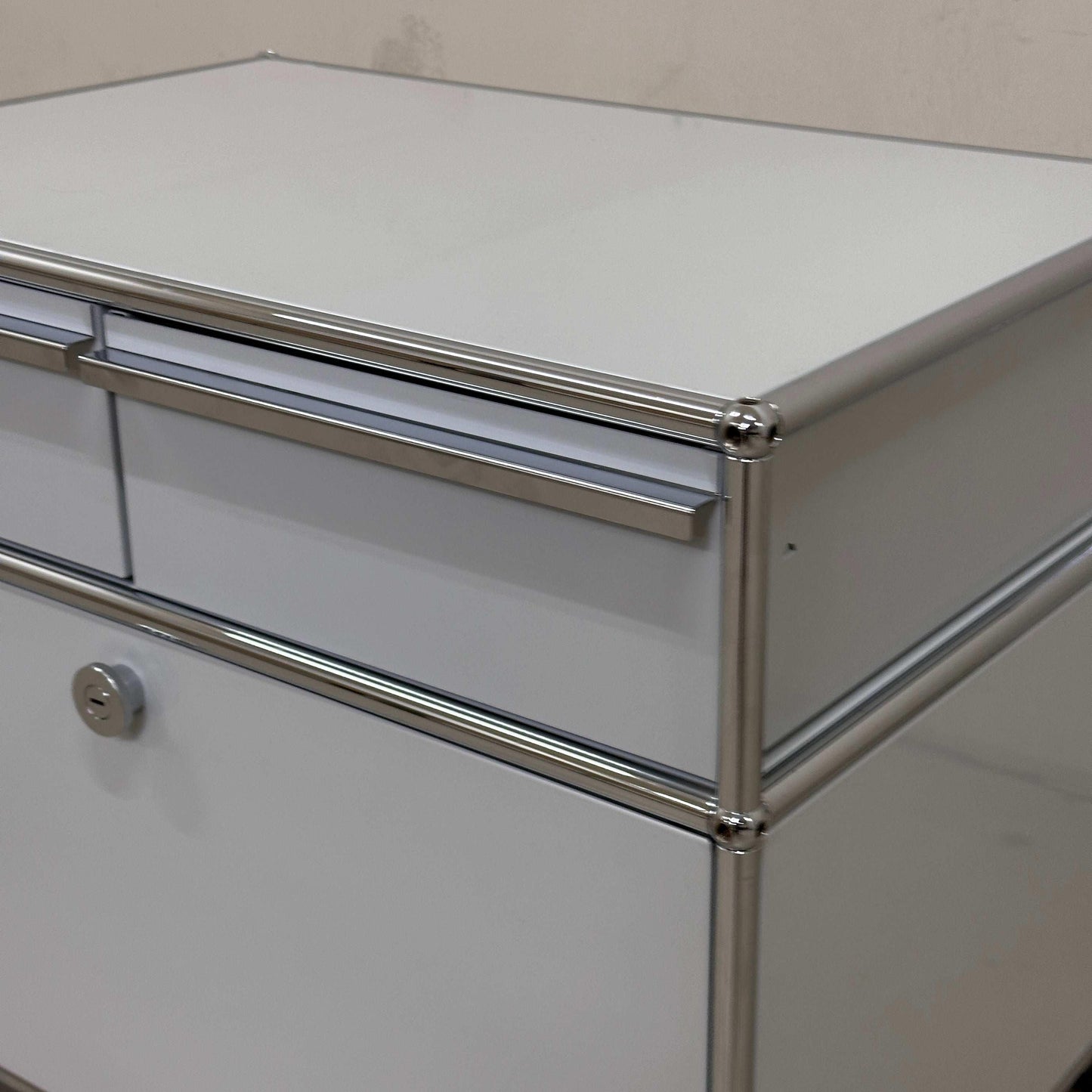 USM Haller Doppelcontainer lichtgrau B 77xT 52xH 56,5 cm mit Metallrahmen und abschließbarer Schublade