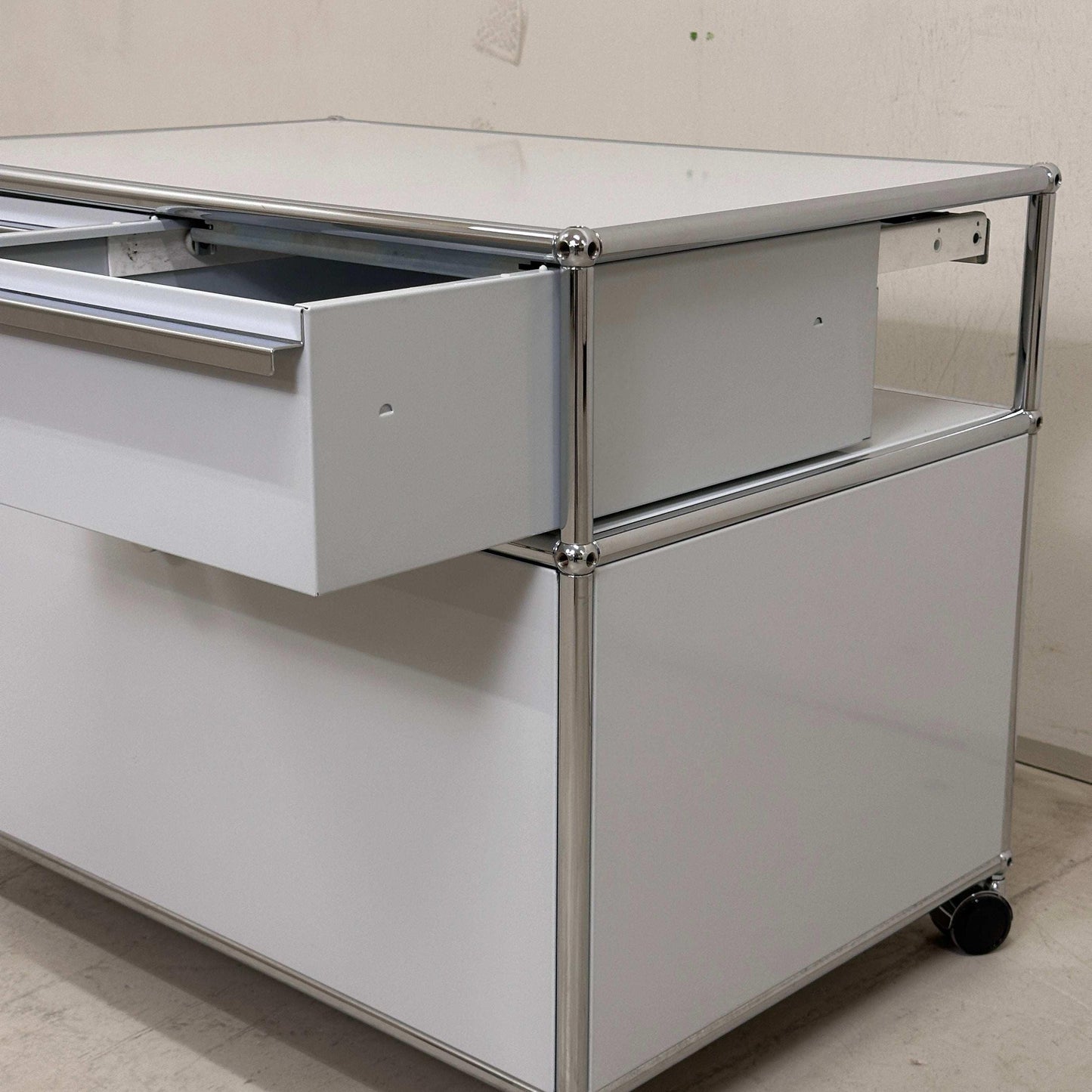 USM Haller Doppelcontainer lichtgrau mit offener Schublade und Chromrahmen, Maße B77 x T52 x H56,5 cm