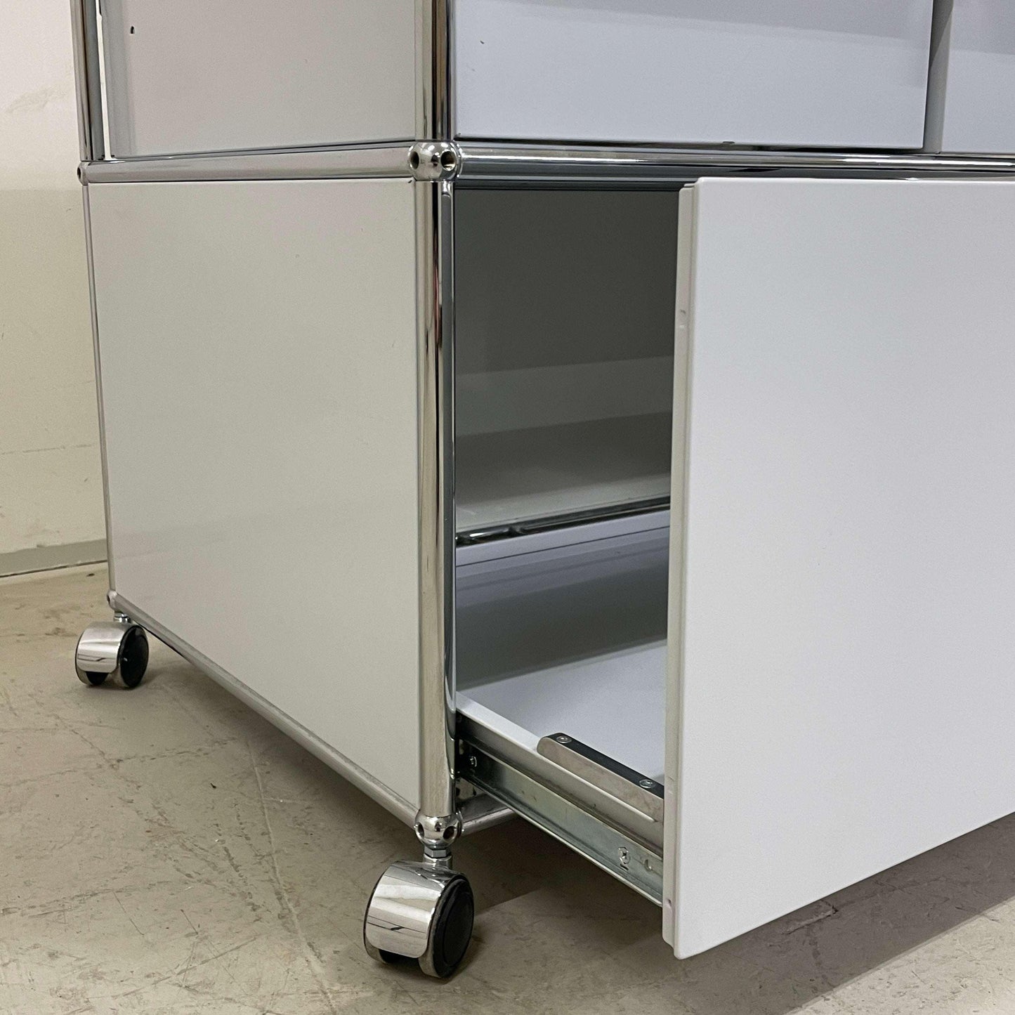USM Haller Doppelcontainer lichtgrau mit offener Schublade und Rollen, 77x52x56,5 cm