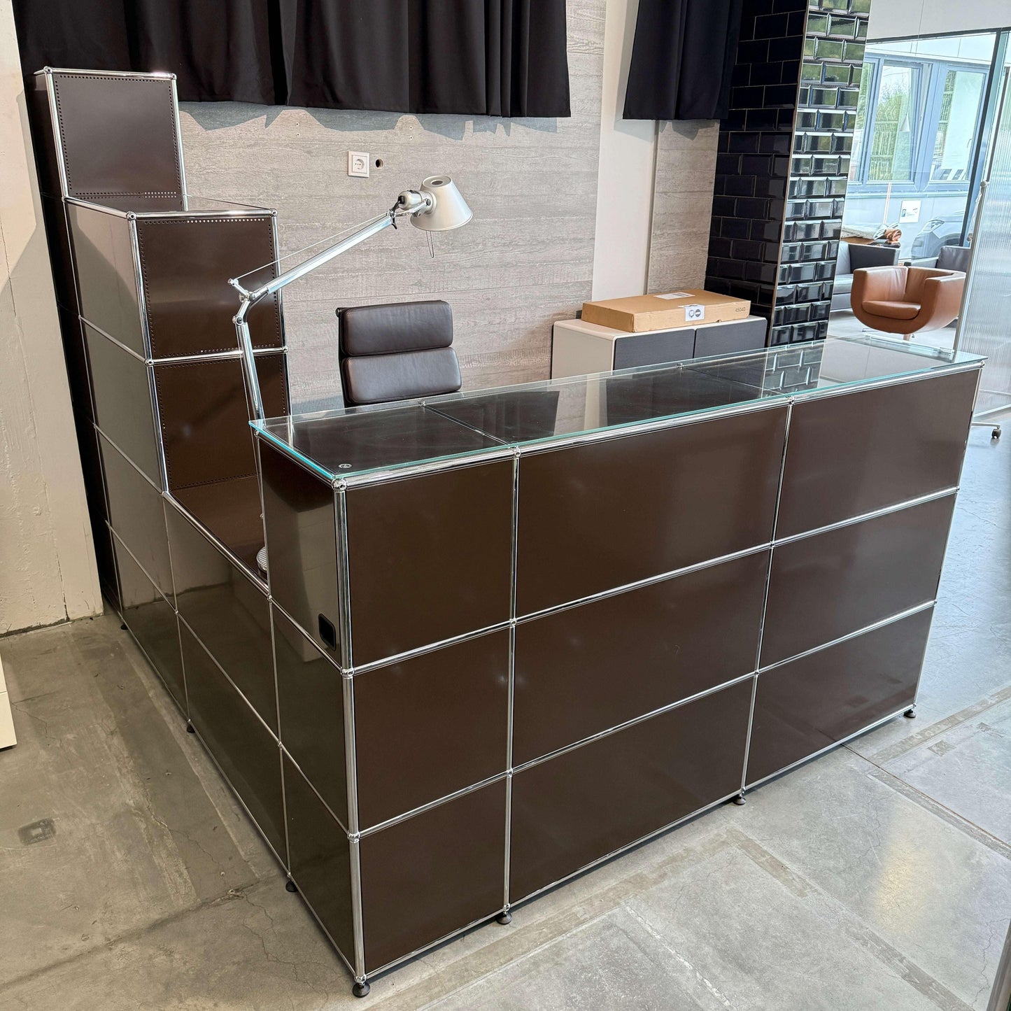 USM Haller Empfangstheke braun mit Glasauflage und integrierter Beleuchtung, Tisch Linoleum mauve mit Kabeldurchlass und Materialschwenkarm, sehr guter Zustand