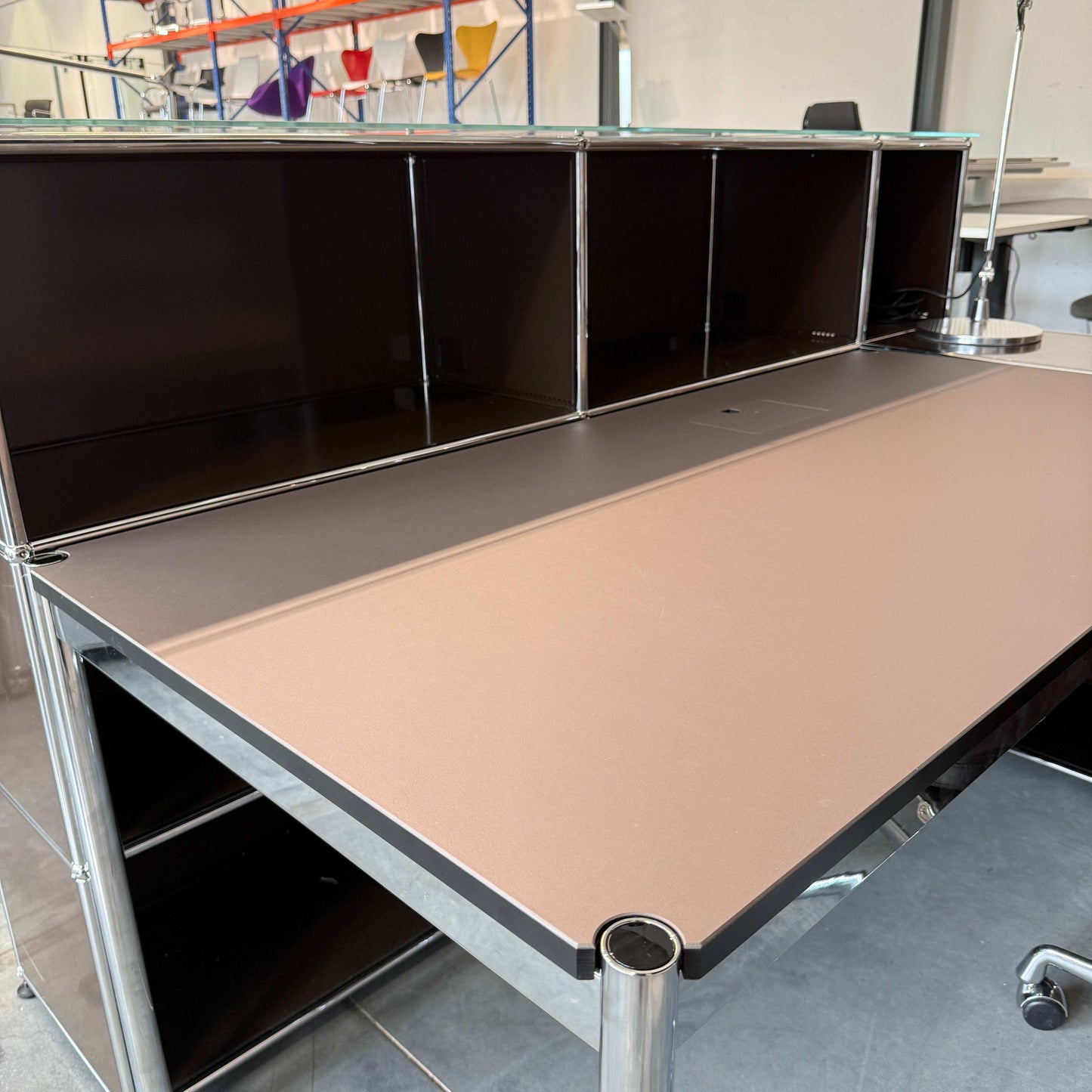 USM Haller Empfangstheke braun mit Glasauflage, integrierter Beleuchtung und Linoleum-Tisch mauve