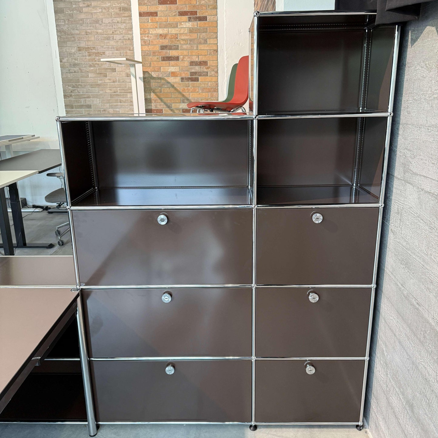 USM Haller Empfangstheke braun mit Glasauflage und integrierter Beleuchtung, Tisch Linoleum mauve mit Kabeldurchlass, neuwertiger Zustand