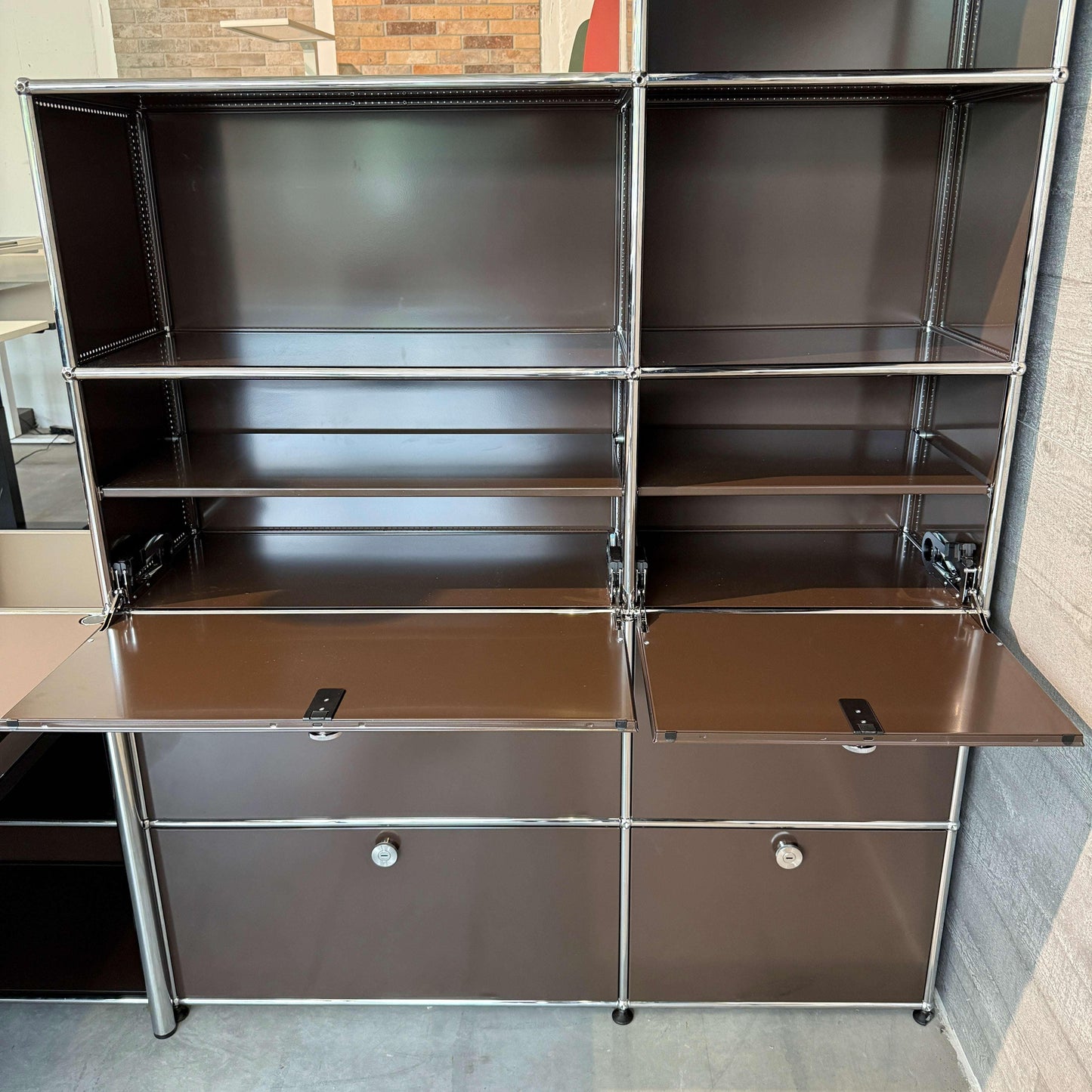 USM Haller Empfangstheke braun mit Glasauflage, integrierter Beleuchtung und Linoleum Tisch mauve