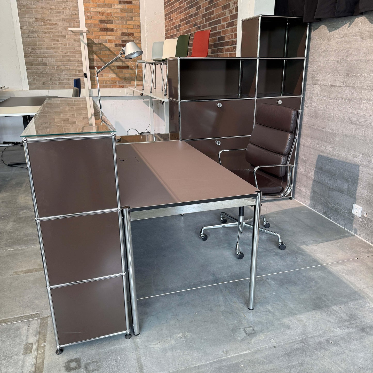 USM Haller Empfangstheke braun mit Glasauflage, integrierter Beleuchtung und Linoleum Tisch mauve