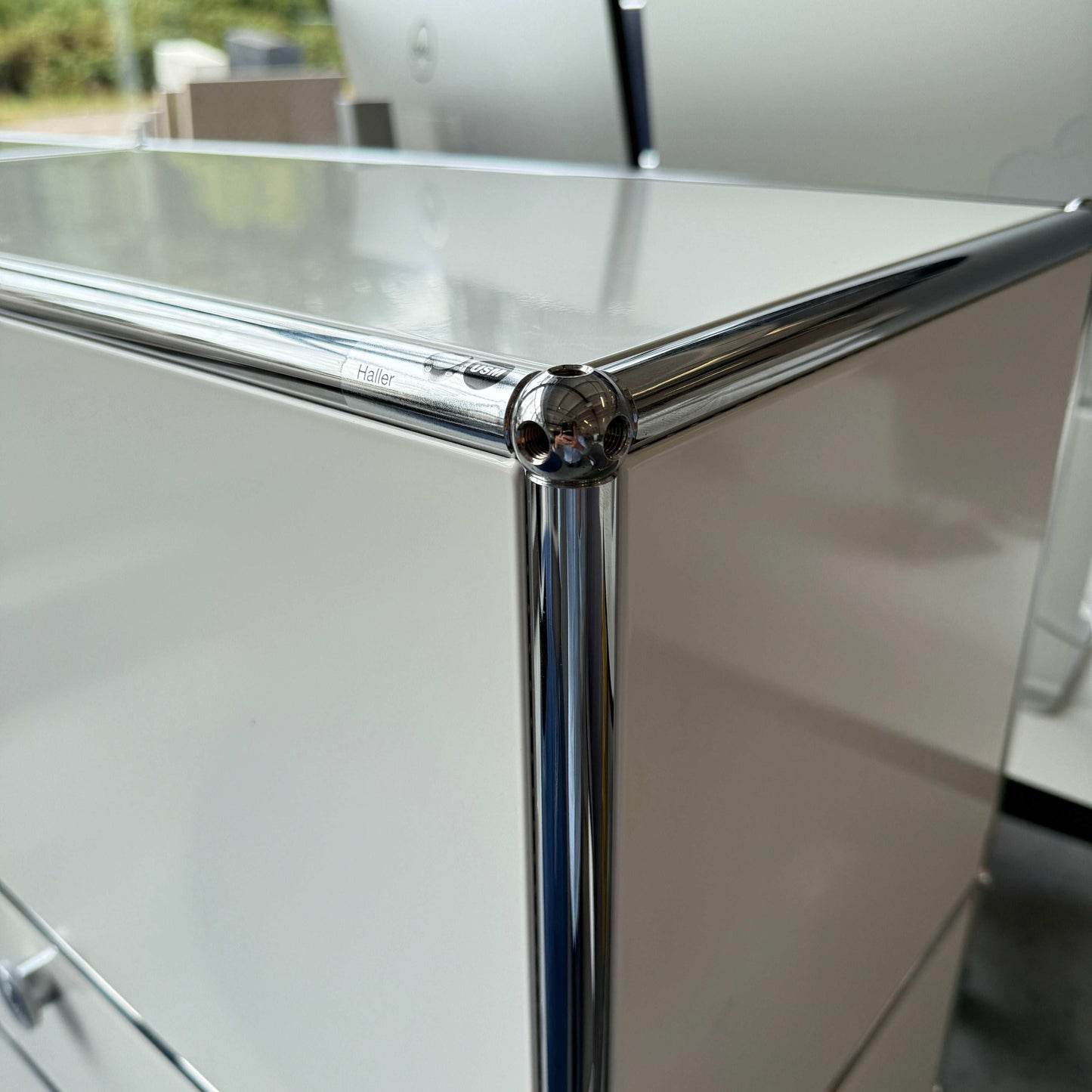 USM Haller Empfangstheke Highboard weiß mit Glasauflage und abschließbaren Fächern in sehr gutem Zustand