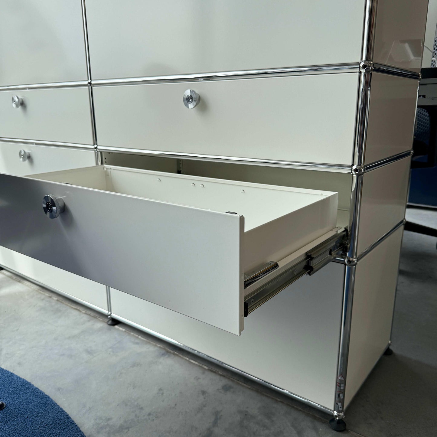 USM Haller Empfangstheke weiß mit Glasauflage und abschließbaren Auszügen in modernem Design