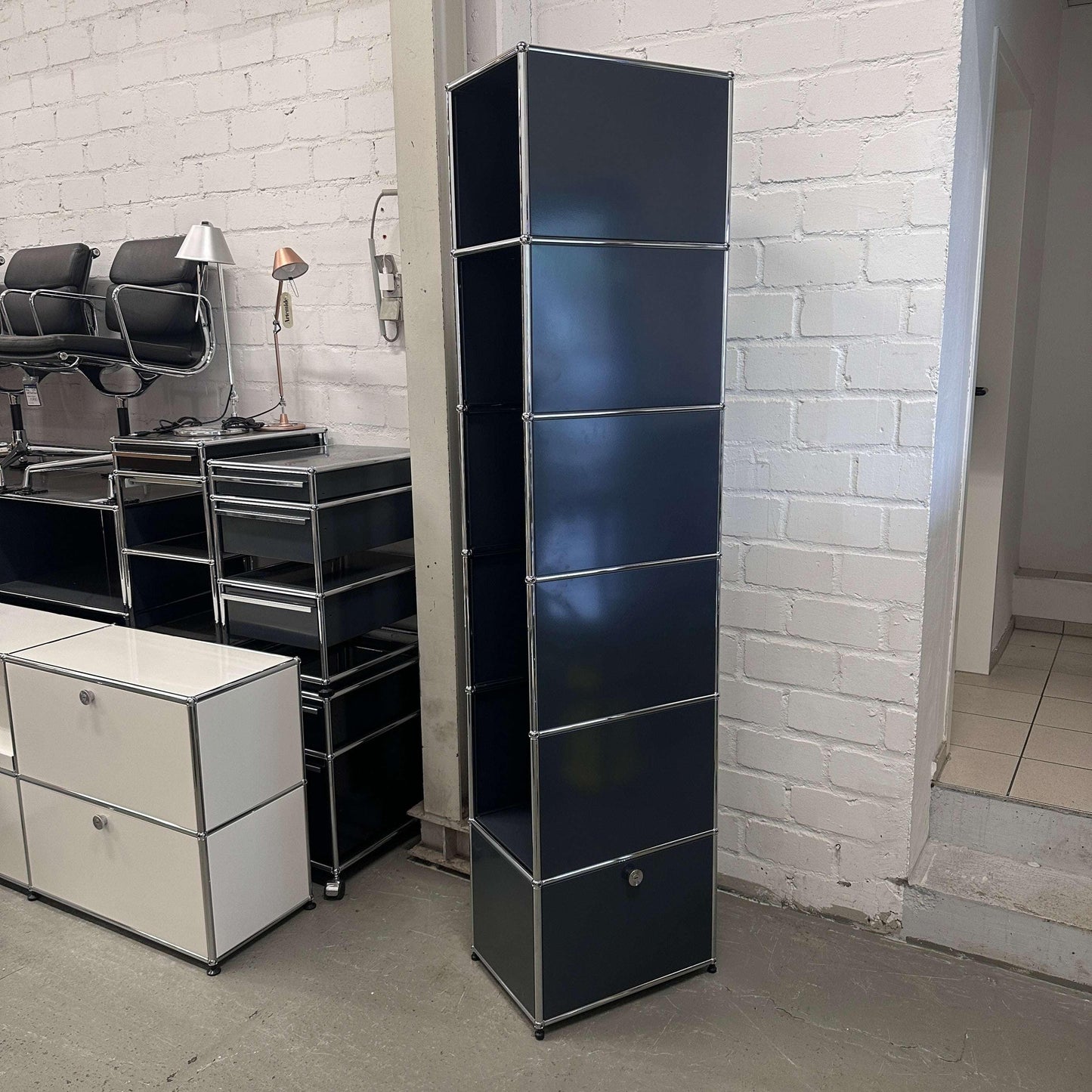 USM Haller Garderobe anthrazitgrau mit offenem und geschlossenem Fach, Höhe 214 cm