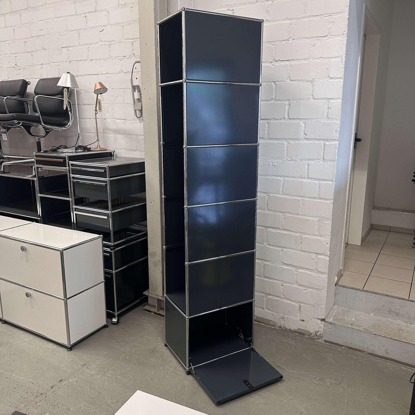 USM Haller Garderobe anthrazitgrau, 1x6 Fächer, 1 seitliche Klappe, 214x38x53 cm, modernes Design