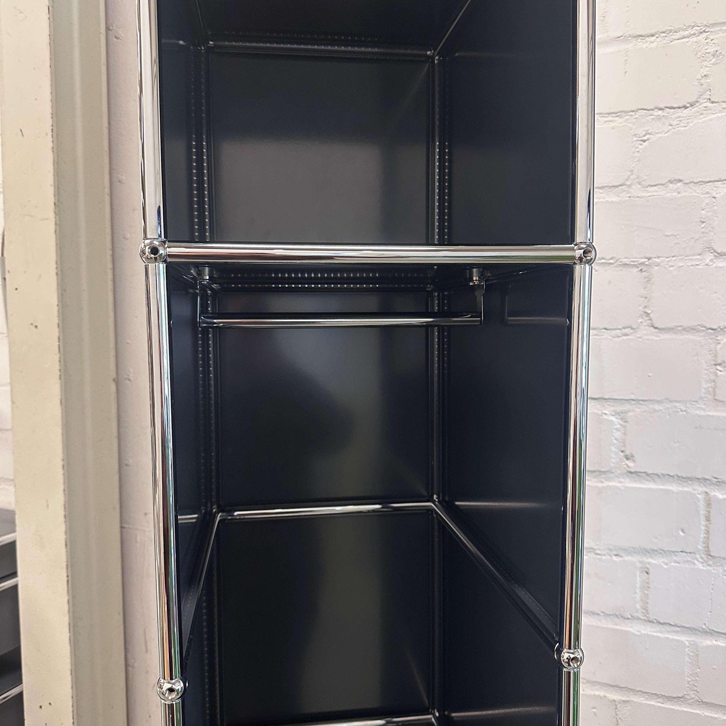 USM Haller Garderobe 1x6 anthrazitgrau mit offenem und geschlossenem Fach und seitlicher Klappe, 214x38x53 cm