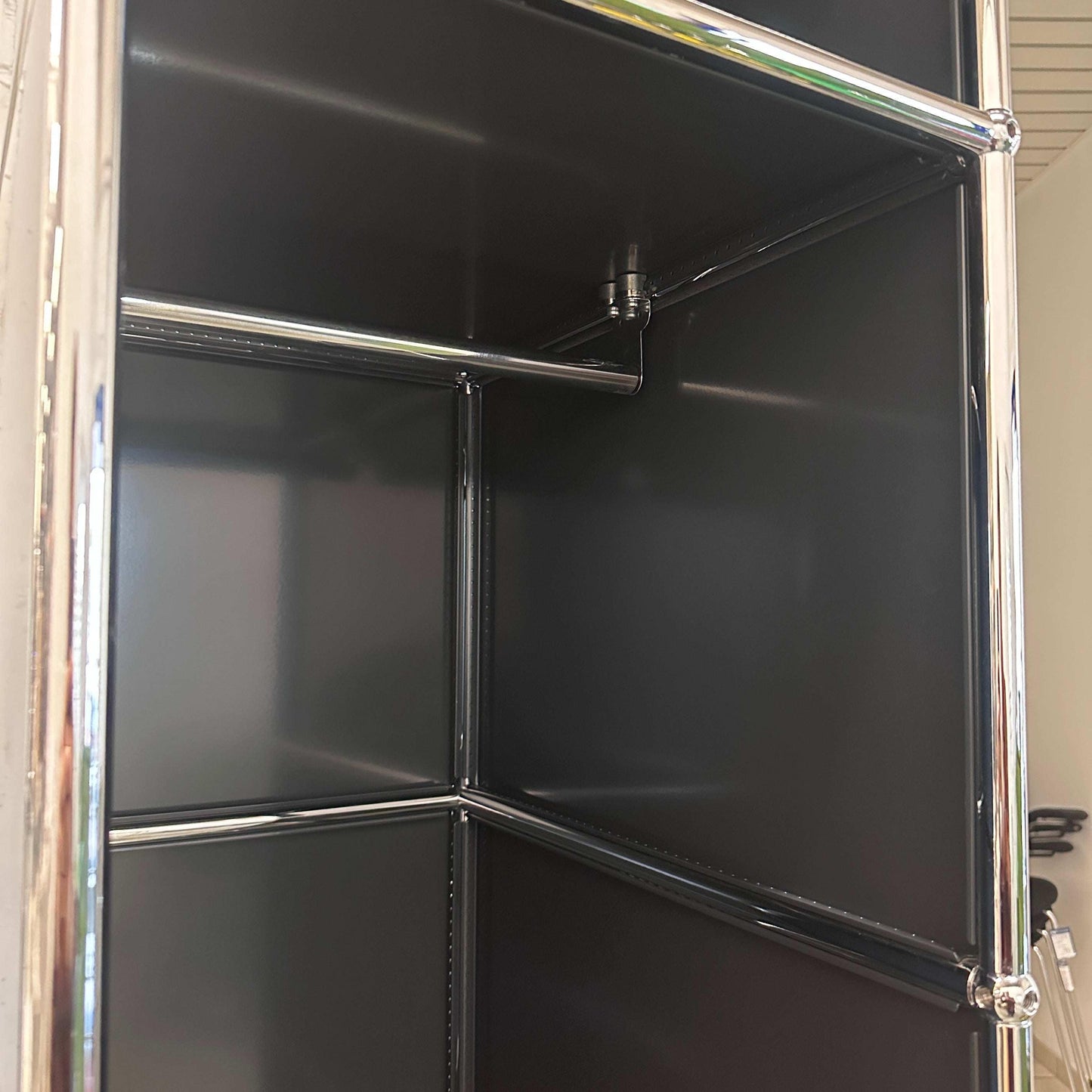 USM Haller Garderobe anthrazitgrau offen mit Fach und seitlicher Klappe