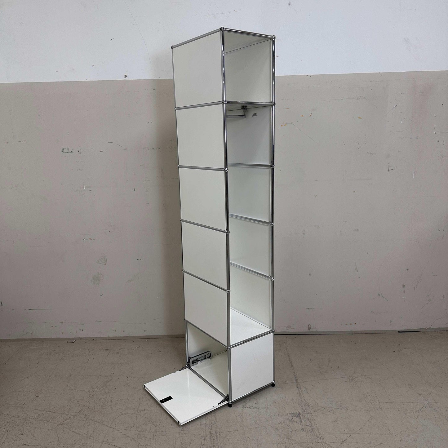 weiße USM Haller Garderobe 1x6 mit offener Garderobenstange oben und seitlicher Klappe unten, 214x38x53cm