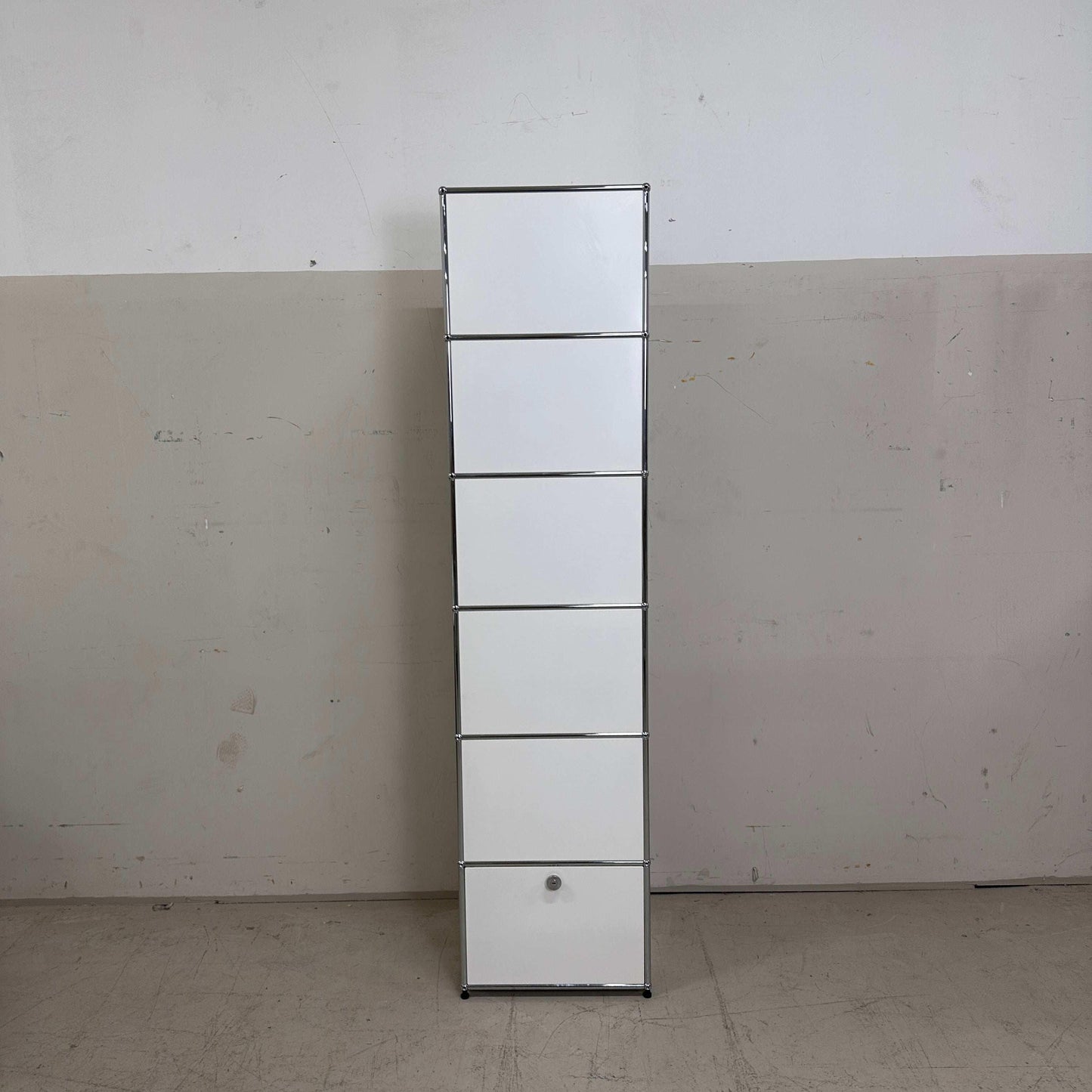 USM Haller Garderobe weiß mit 1 Klappe und 6 Fächern, 214x38x53 cm, offenes Oberfach mit Garderobenstange