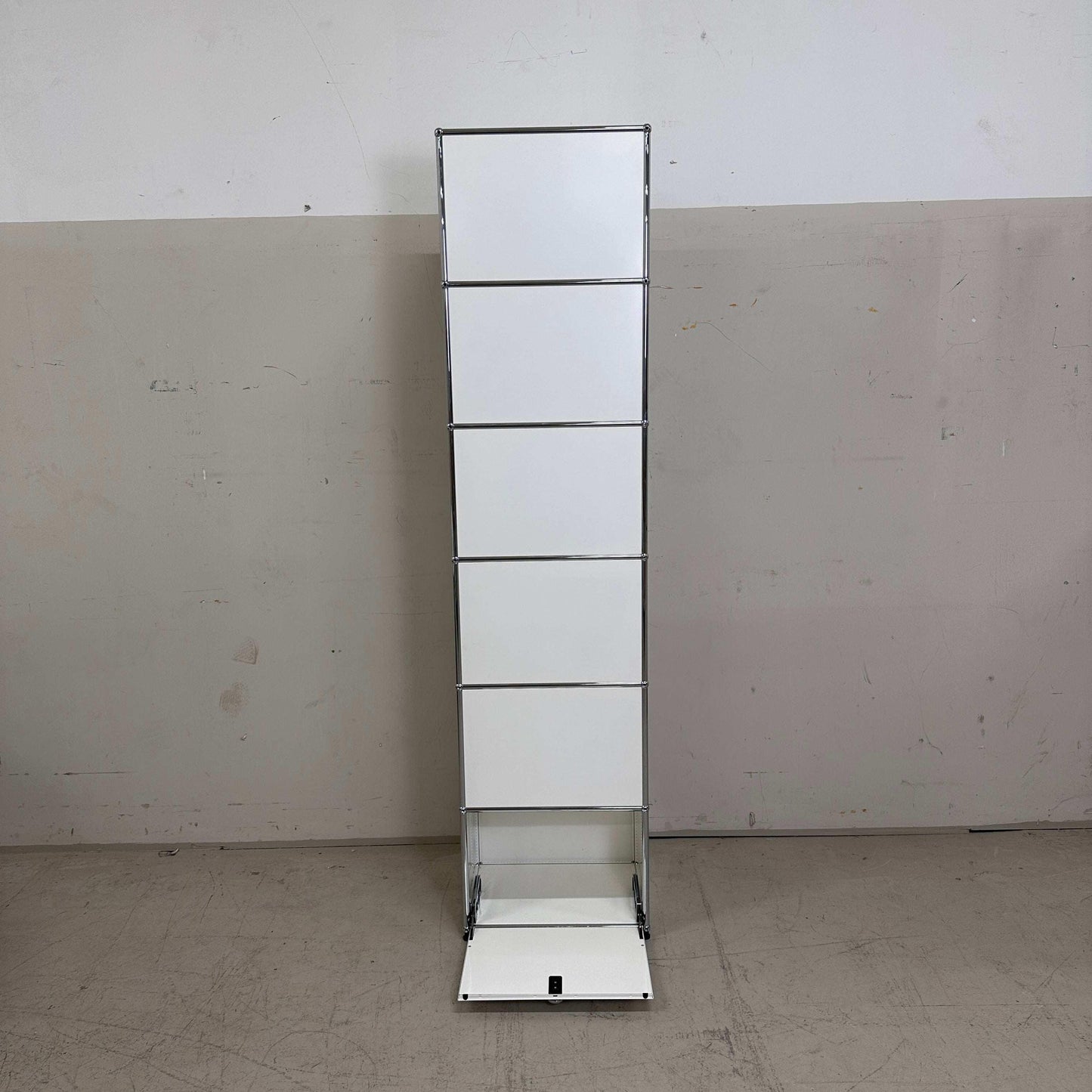 USM Haller Garderobe weiß mit 1 Klappe und offenem Fach mit Garderobenstange, 214x38x53cm