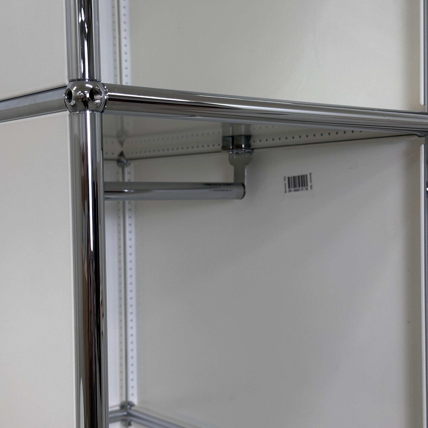 USM Haller Garderobe weiß mit offenem Fach und seitlicher Klappe, 214x38x53 cm