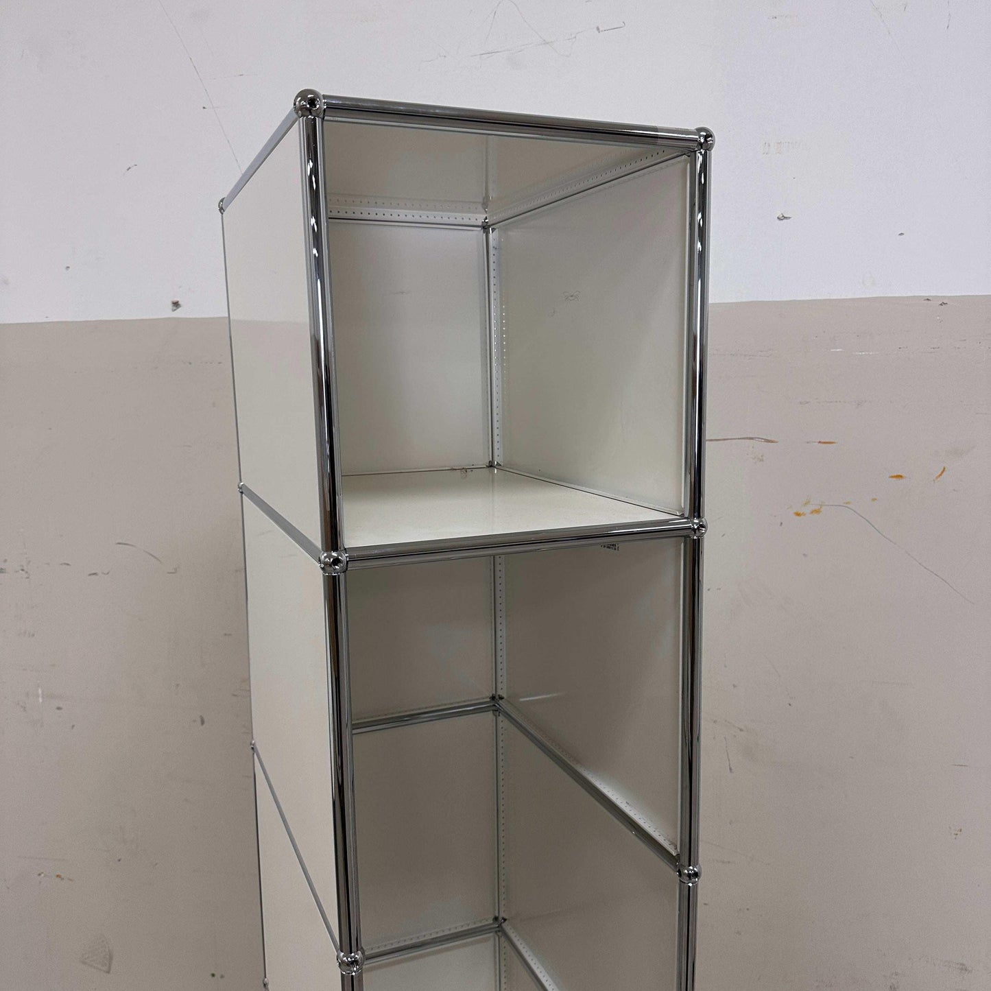 USM Haller Garderobe weiß mit offenem Fach und Klappe, 214x38x53 cm