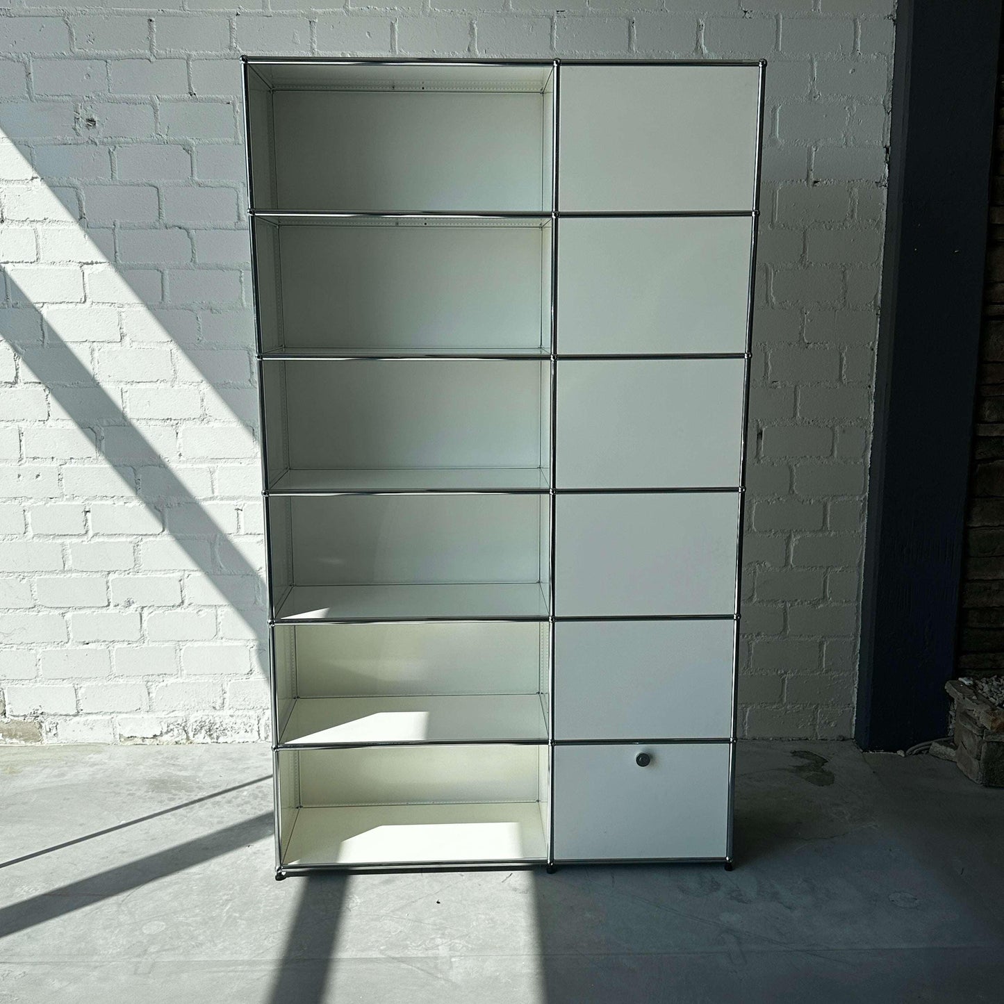 USM Haller Garderobe 2x6 weißes Regal mit Kleiderstange und Klappfächern, modernes Stauraumsystem