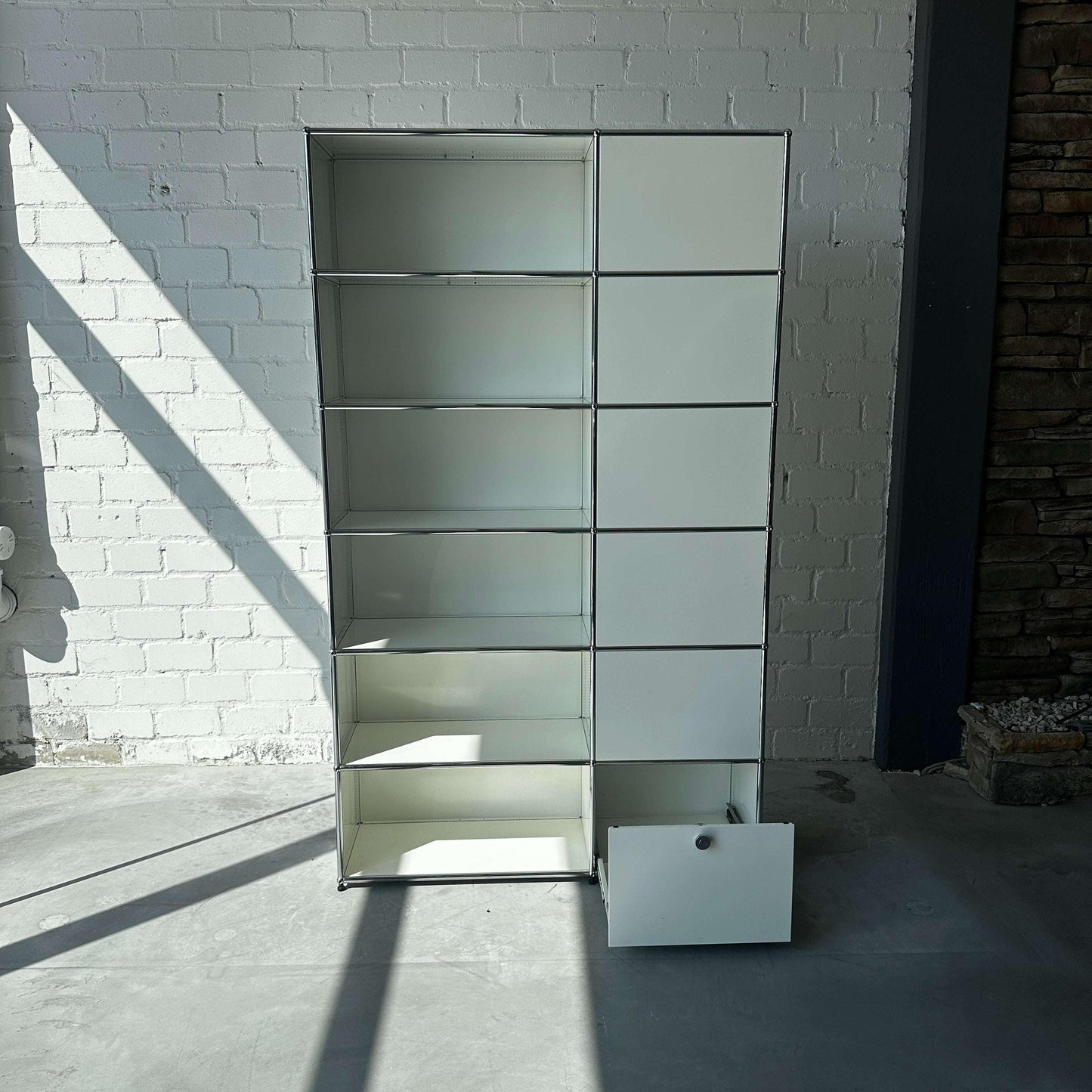 USM Haller Garderobe weißes 2x6 Regal mit seitlich offener Garderobe und Kleiderstange