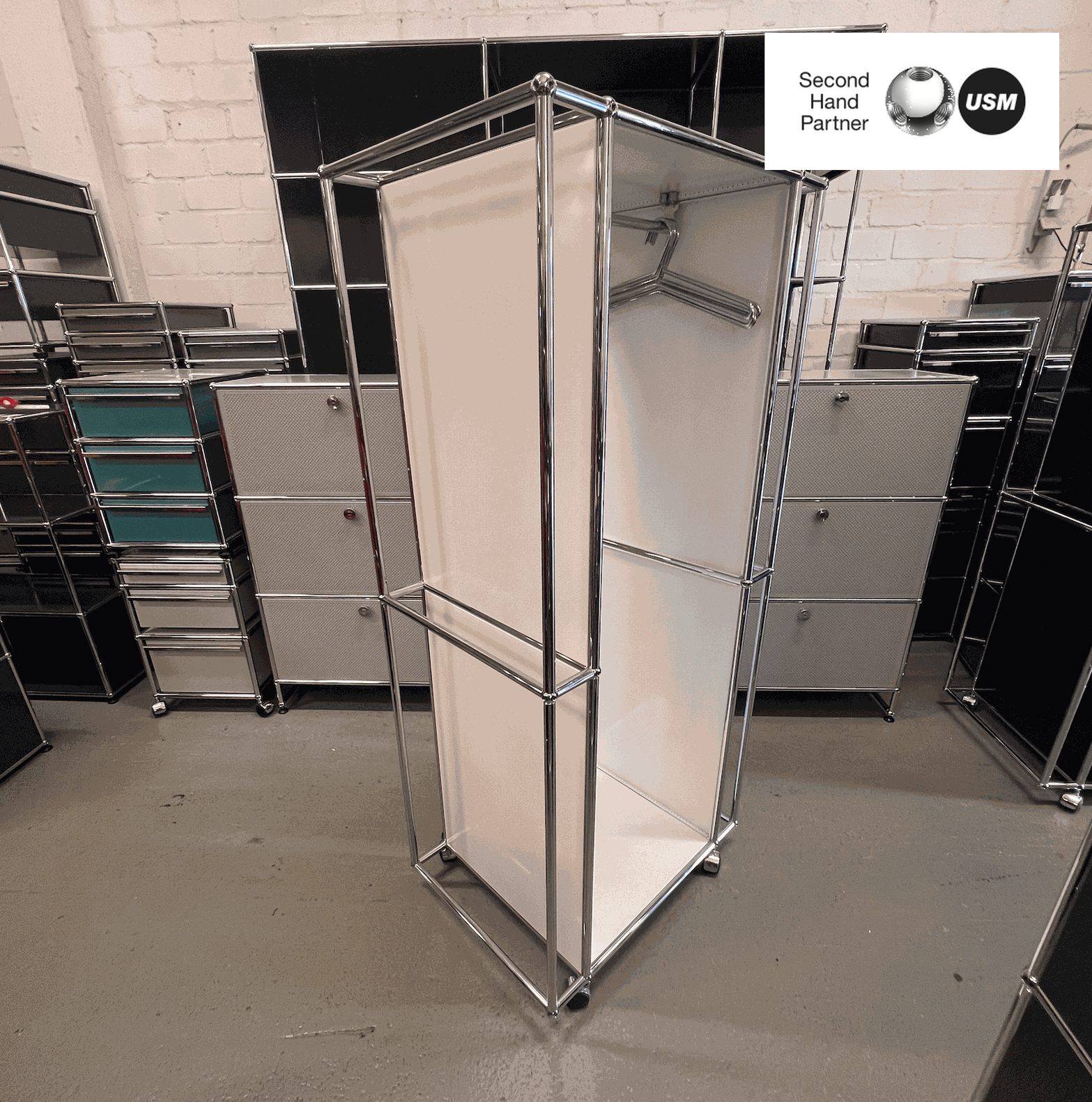 USM Haller | Garderobe weiß | Elegante & funktionale Lösung | Gebrauchte Büromöbel