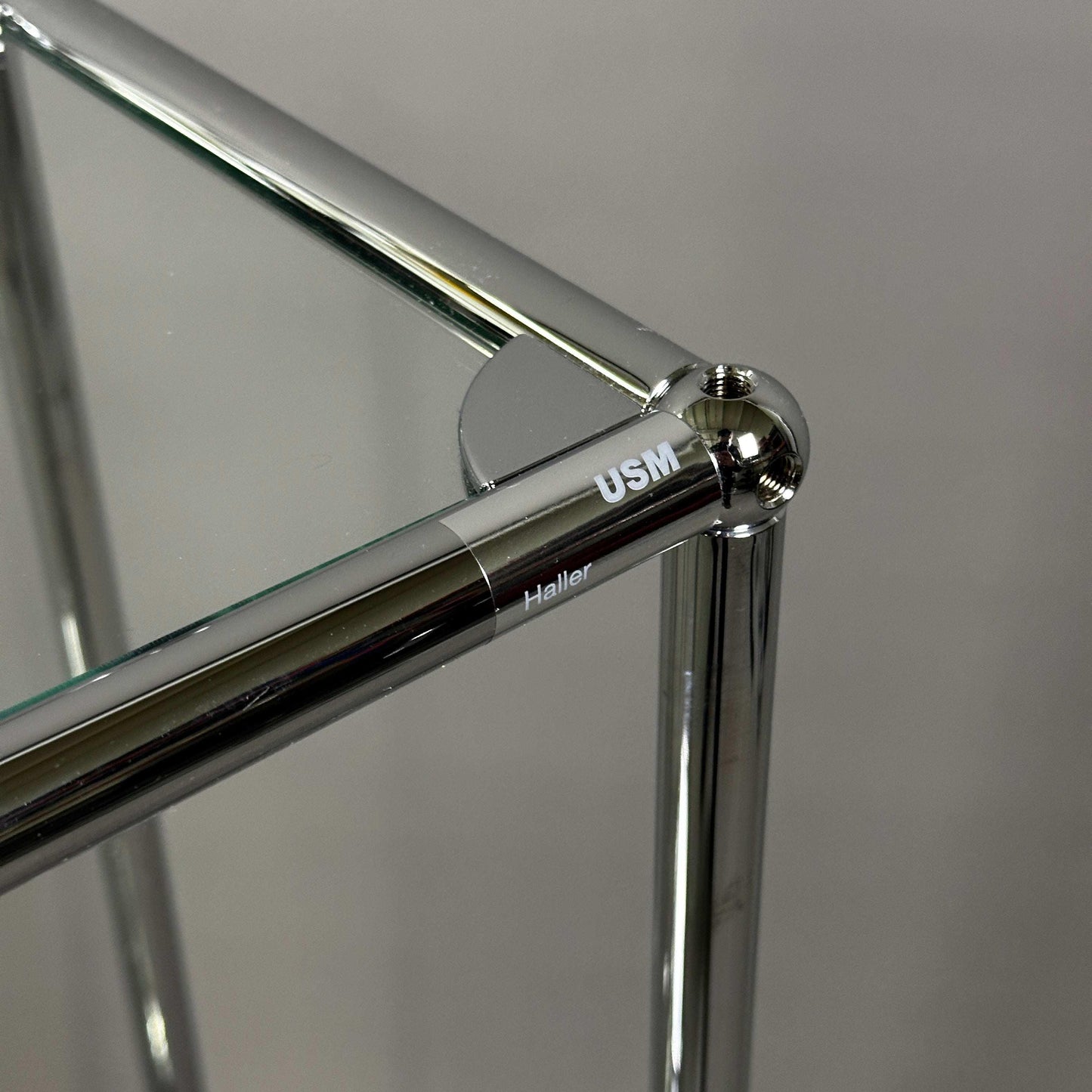 USM Haller Glasregal 3x2 Detailaufnahme verchromtes Gestell mit Glasplatten