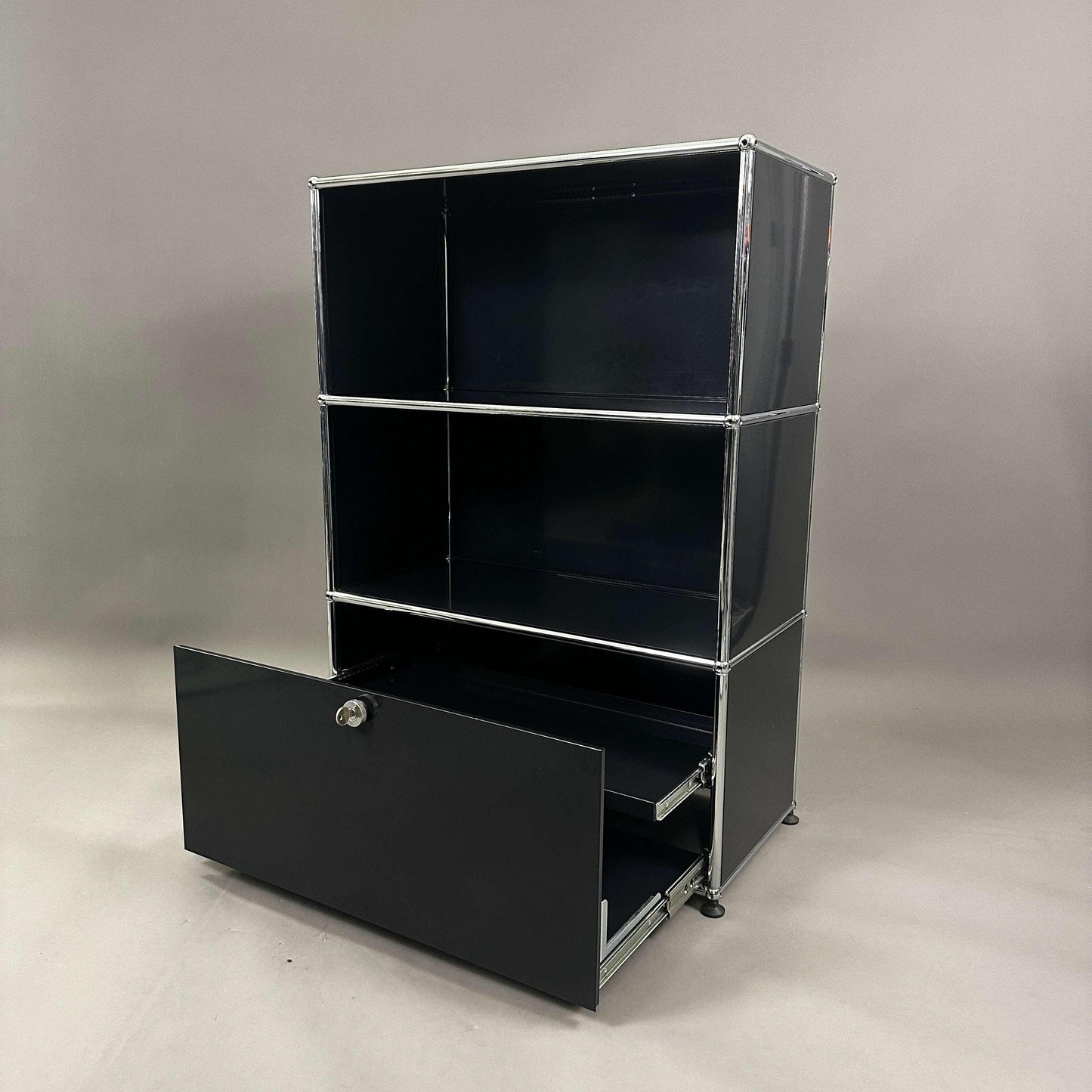 USM Haller Highboard in graphitschwarz mit einem Auszug und drei Fächern, modernes Sideboard, 77x37x110 cm