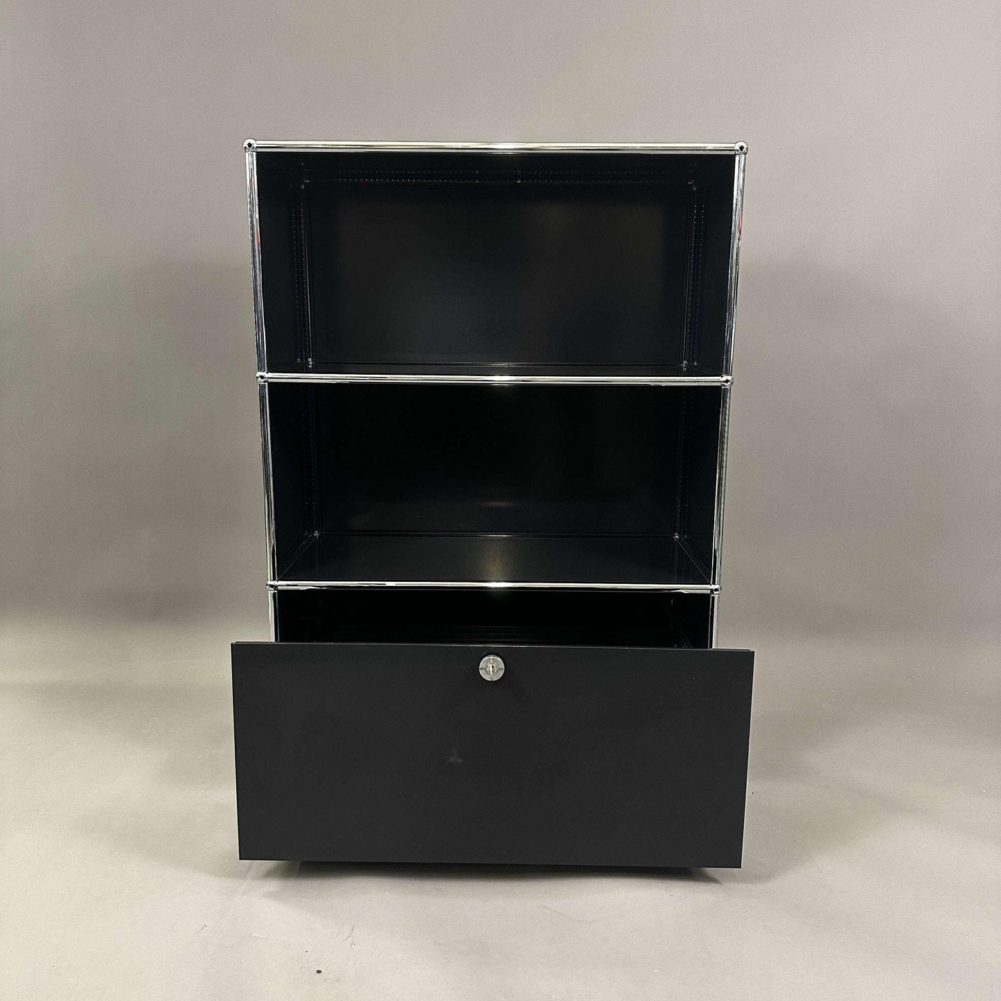 USM Haller Highboard in graphitschwarz mit einem Auszug und drei Fächern, 77x37x110 cm