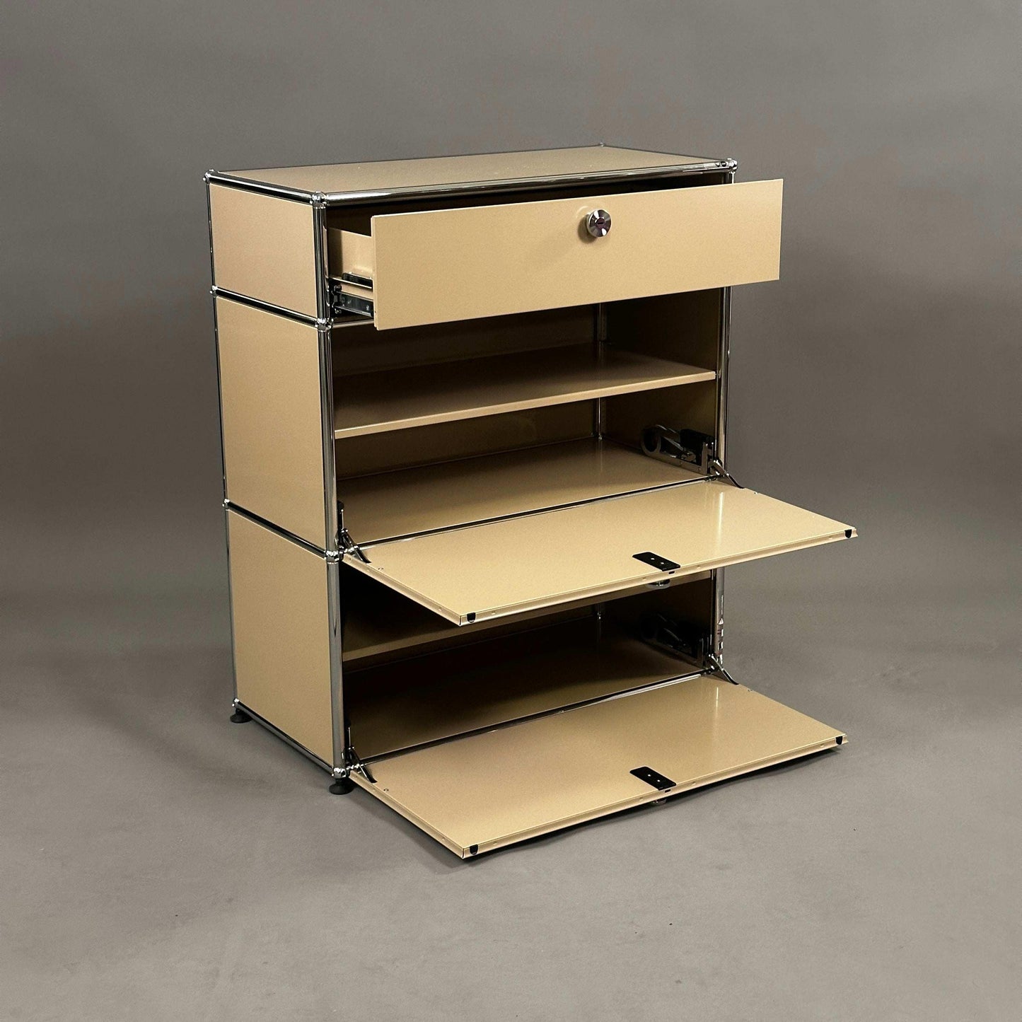 Beiges USM Haller Highboard 1x3 mit Klappen, Auszug und Softclose, 78x92x38 cm