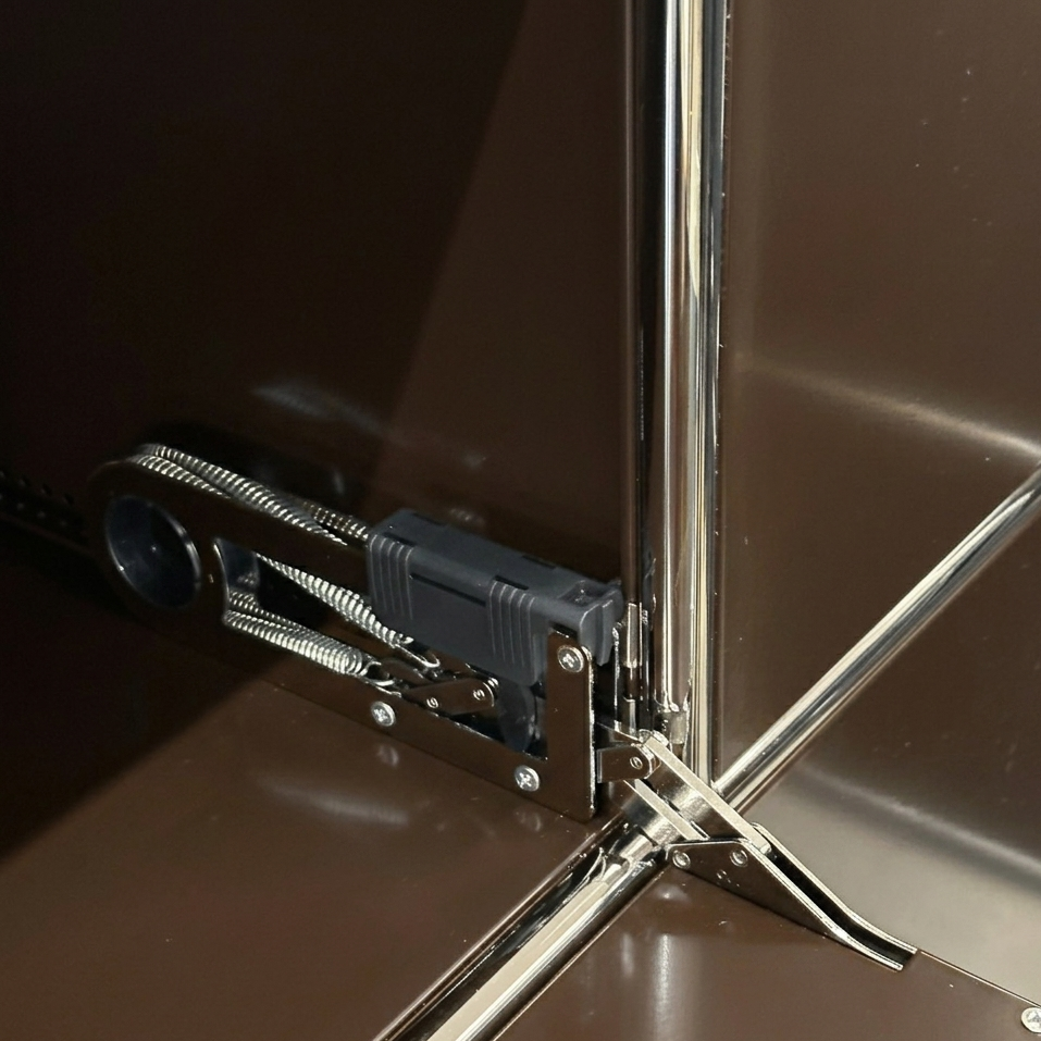 USM Haller Highboard 1x3 in Braun mit 3 Klappen, Detailansicht der Mechanik.