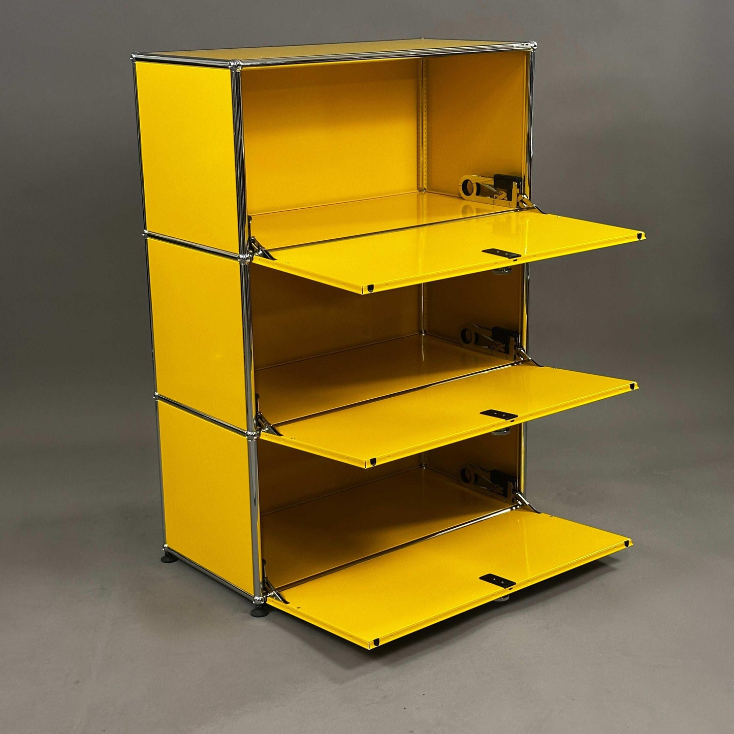 Gelbes USM Haller Highboard 1x3 mit offenen Klappen und Metallrahmen, 78x109x38 cm