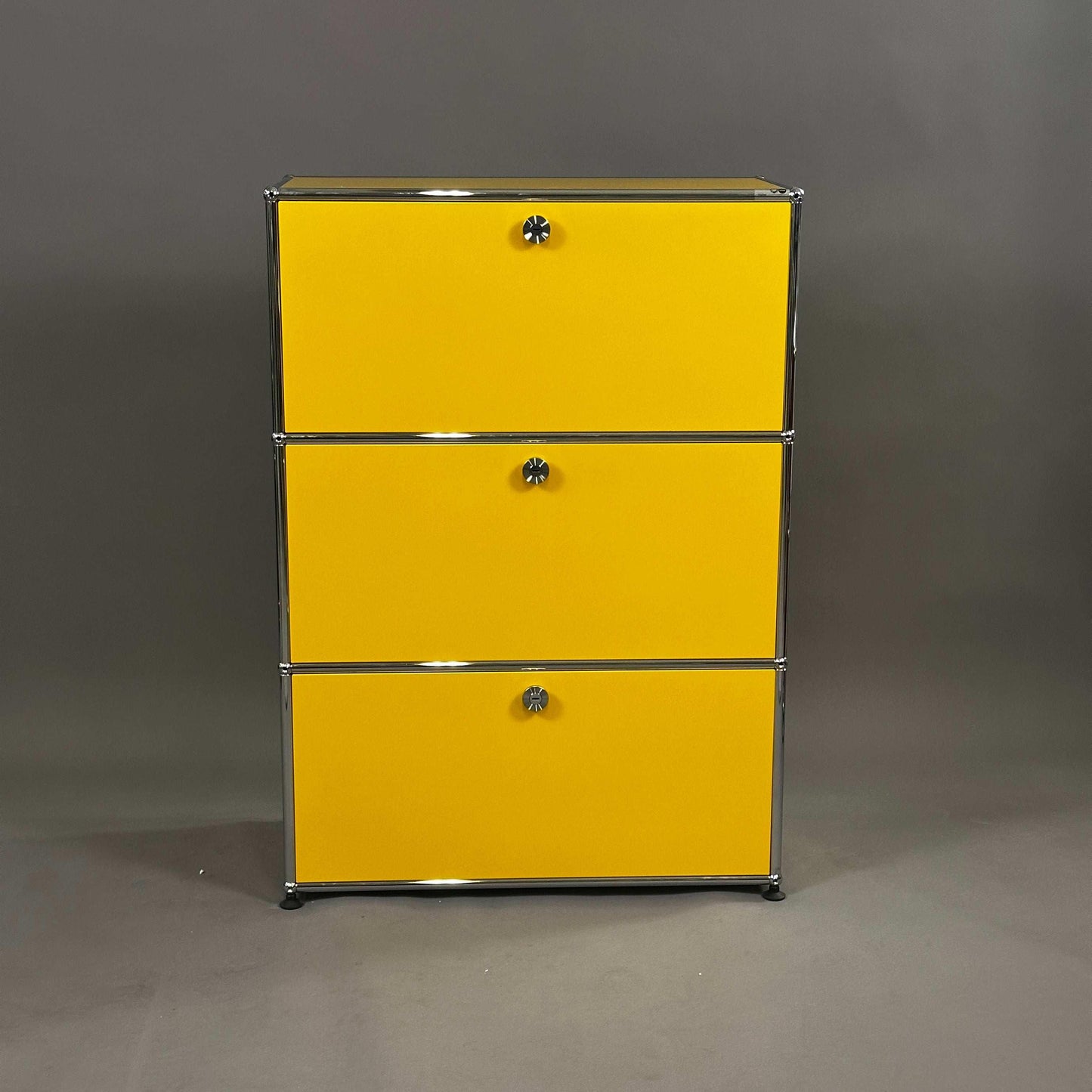 USM Haller Highboard 1x3 in Gelb mit drei Klappen und chromrahmen, modernes Design, Maße 78x109x38 cm