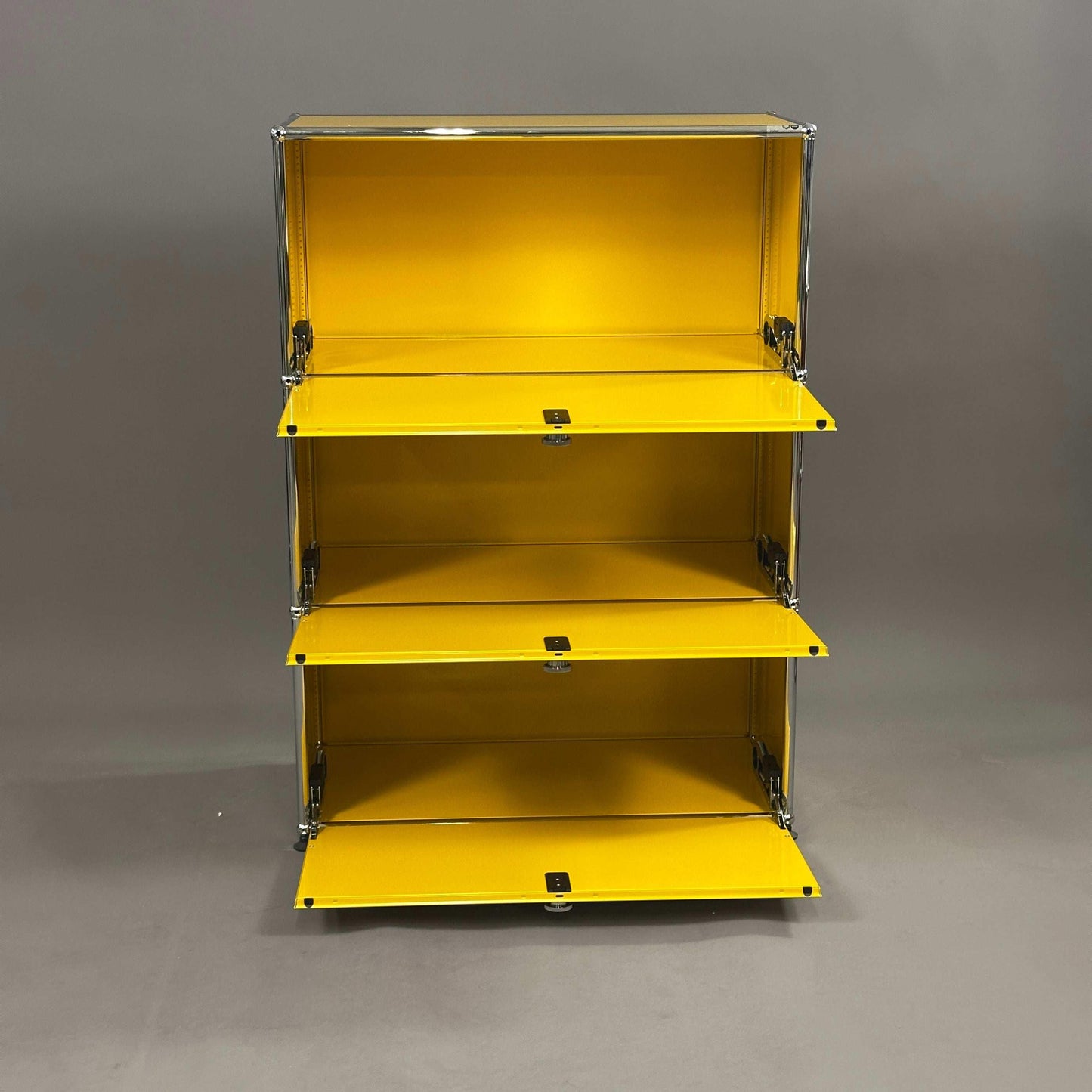 USM Haller Highboard 1x3 in Gelb mit drei offenen Klappen und verchromtem Rahmen