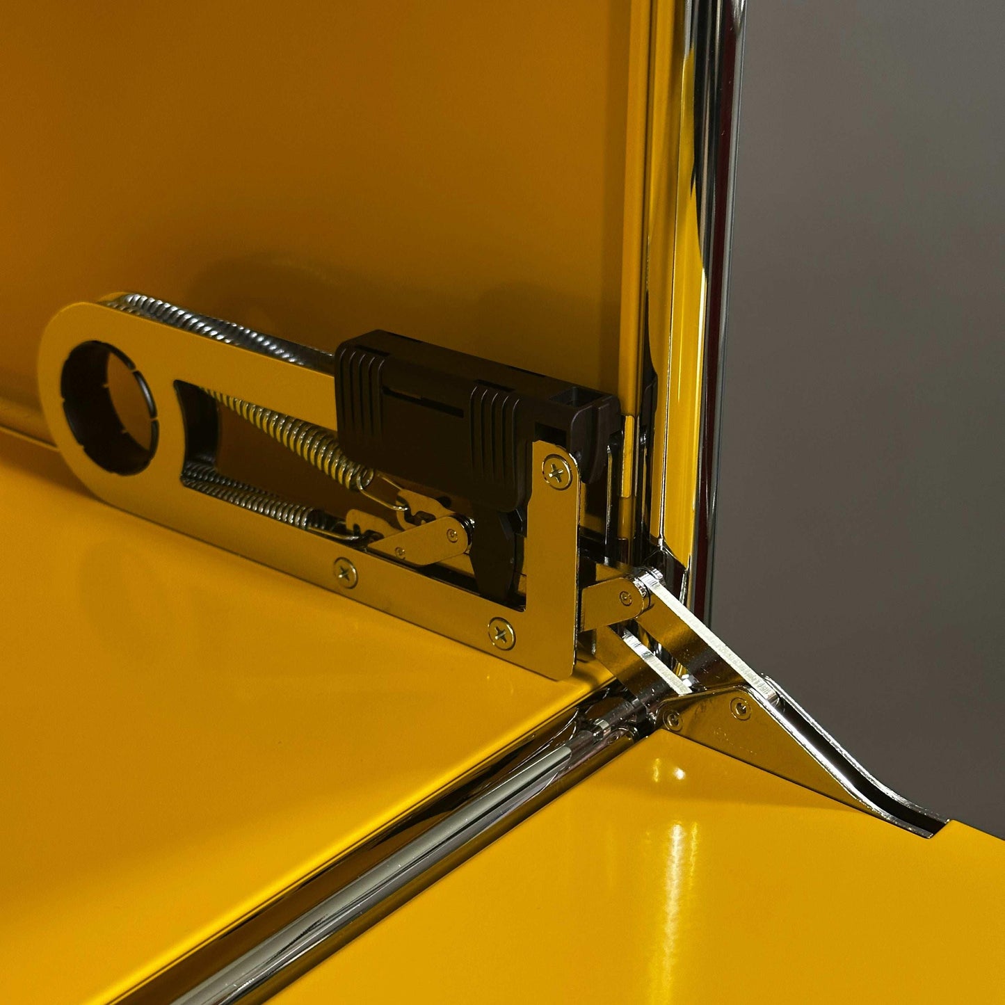 Detailaufnahme des gelben USM Haller Highboard 1x3 Klappmechanismus aus Metall