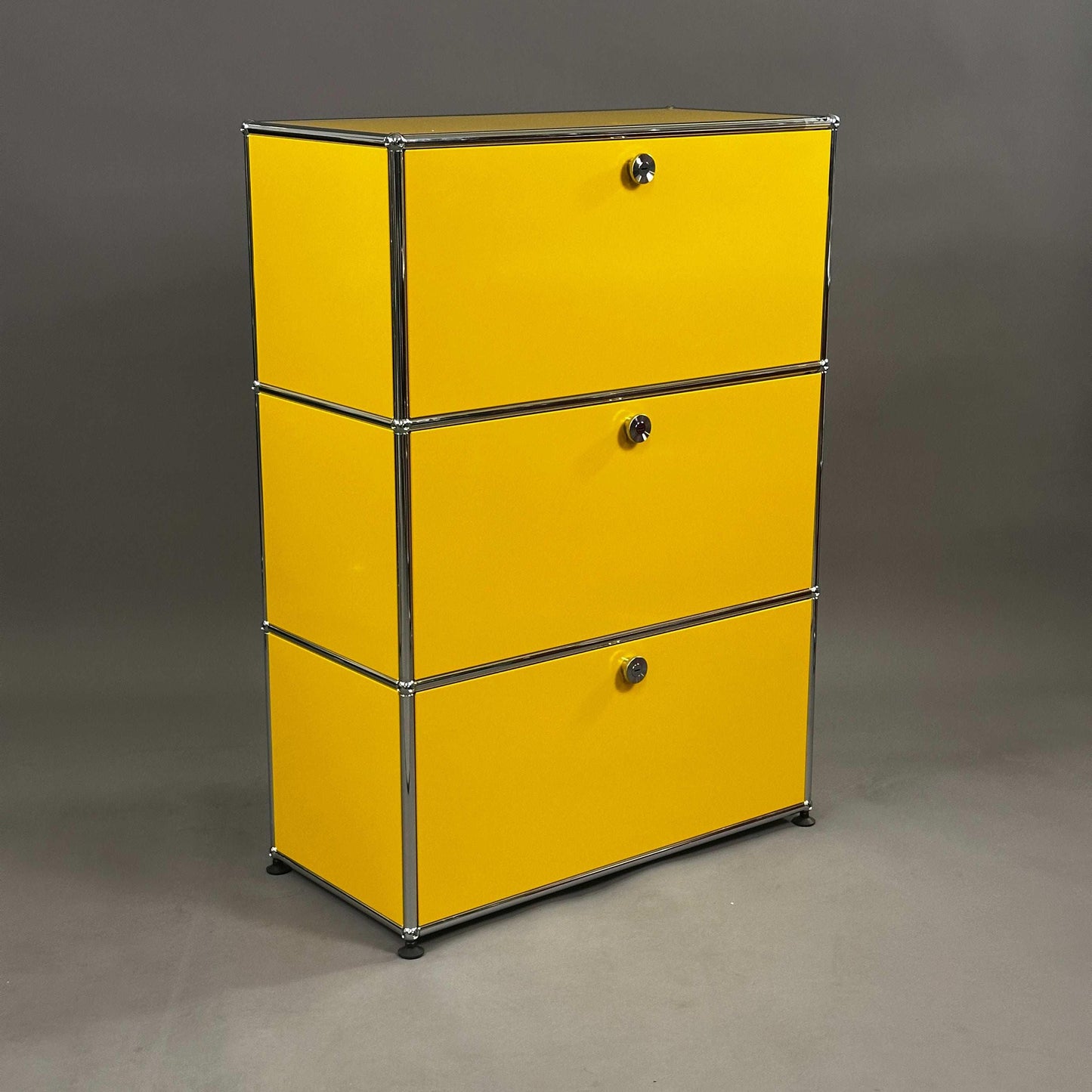 USM Haller Highboard in Gelb mit drei Klappen und Metallrahmen, 78x109x38 cm
