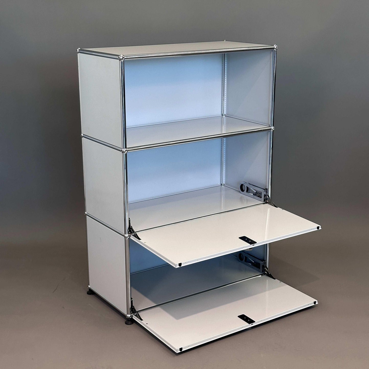 USM Haller Highboard 1x3 lichtgrau mit zwei Klappen und offenem Staufach