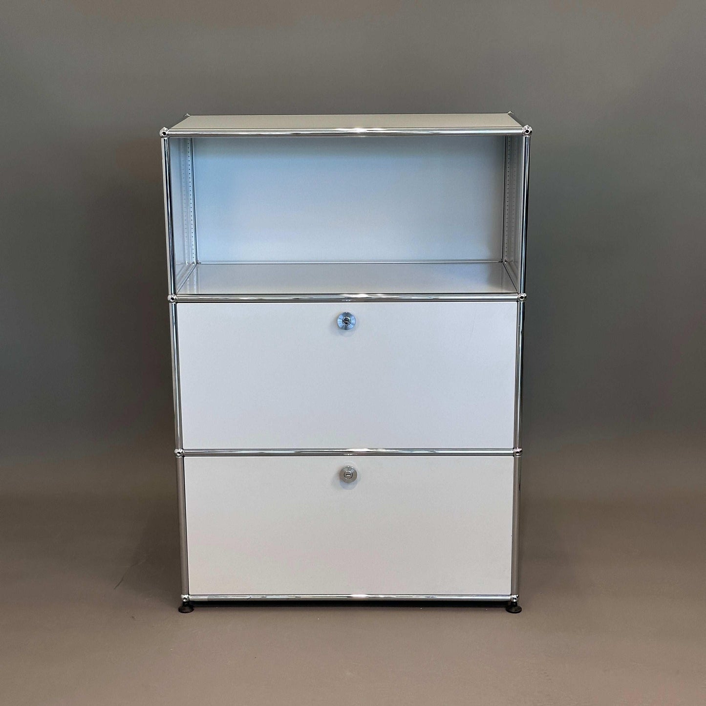USM Haller Highboard 1x3 lichtgrau mit zwei Klappen und offenem Fach, 109x78x38 cm, modernes Design
