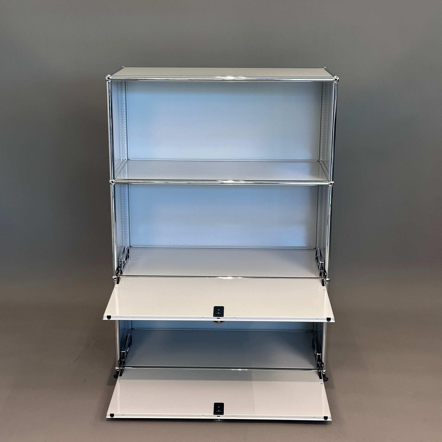 USM Haller Highboard 1x3 lichtgrau mit 2 Klappen, modernes Stauraummöbel, 109x78x38 cm