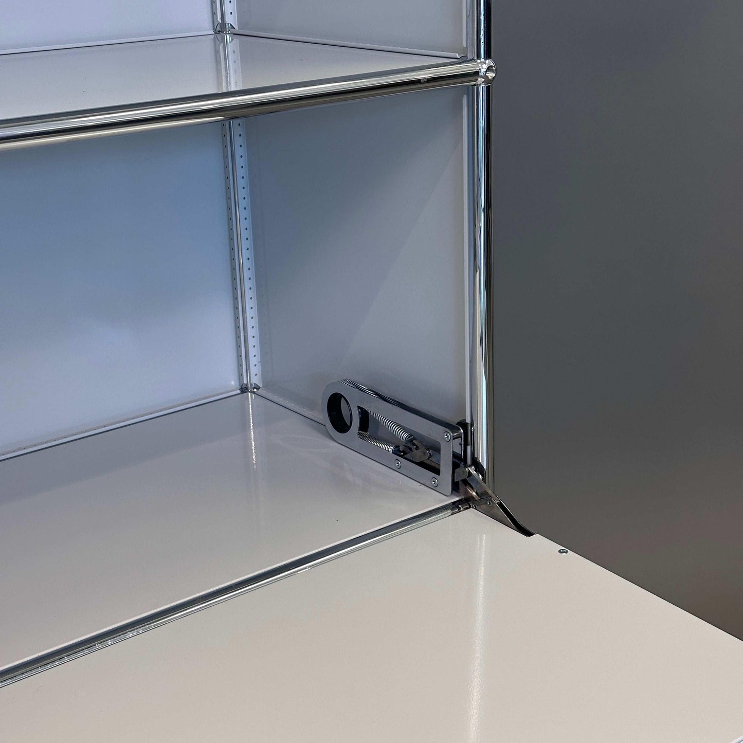 USM Haller lichtgraues Highboard 1x3 mit zwei Klappen und Metallrahmen innenansicht