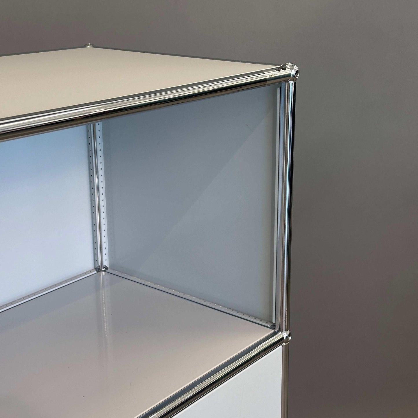 USM Haller Highboard 1x3 lichtgrau mit 2 Klappen und Chromrahmen, moderne Design-Kommode