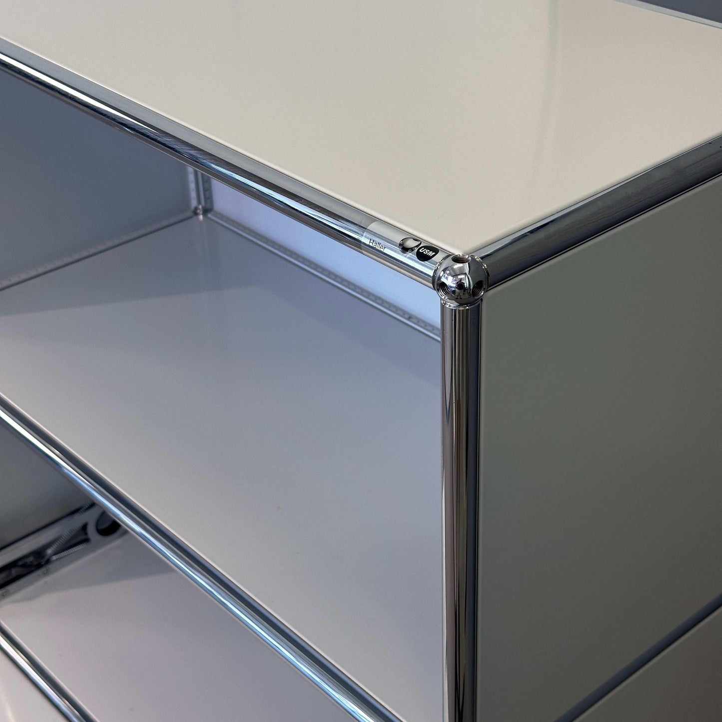 USM Haller Highboard 1x3 lichtgrau mit 2 Klappen und verchromtem Gestell